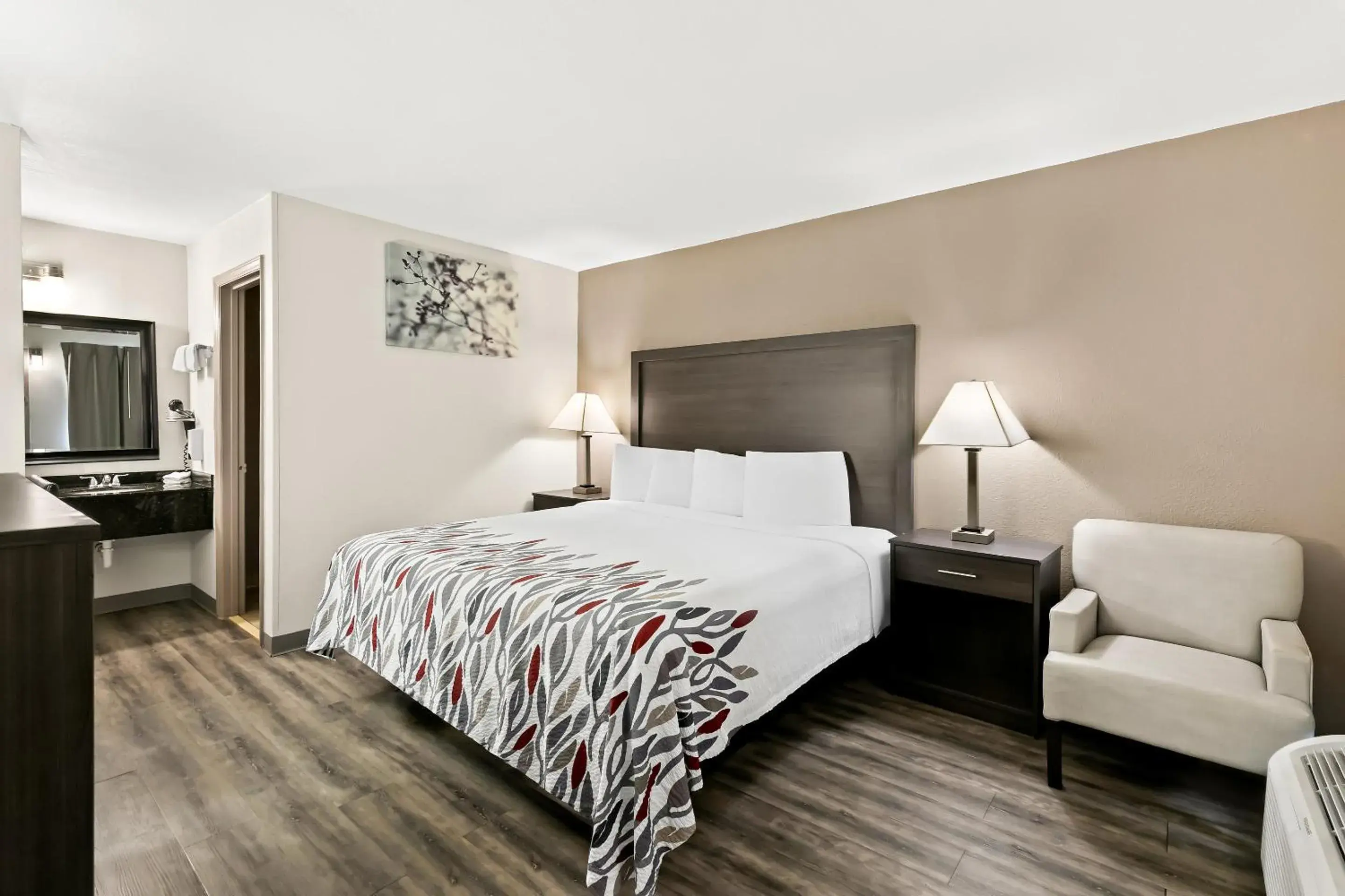 Superior King Room Non-Smoking in Red Roof Inn & Suites Duncan Superior King Room Non-Smoking in Red Roof Inn & Suites Duncan