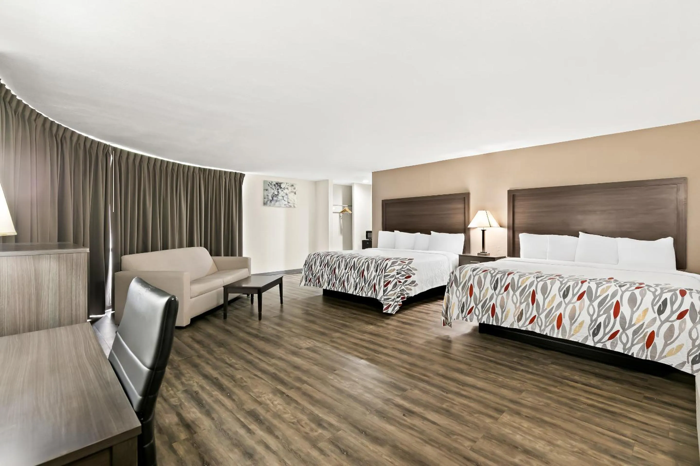 Photo of the whole room, Bed in Red Roof Inn & Suites Duncan