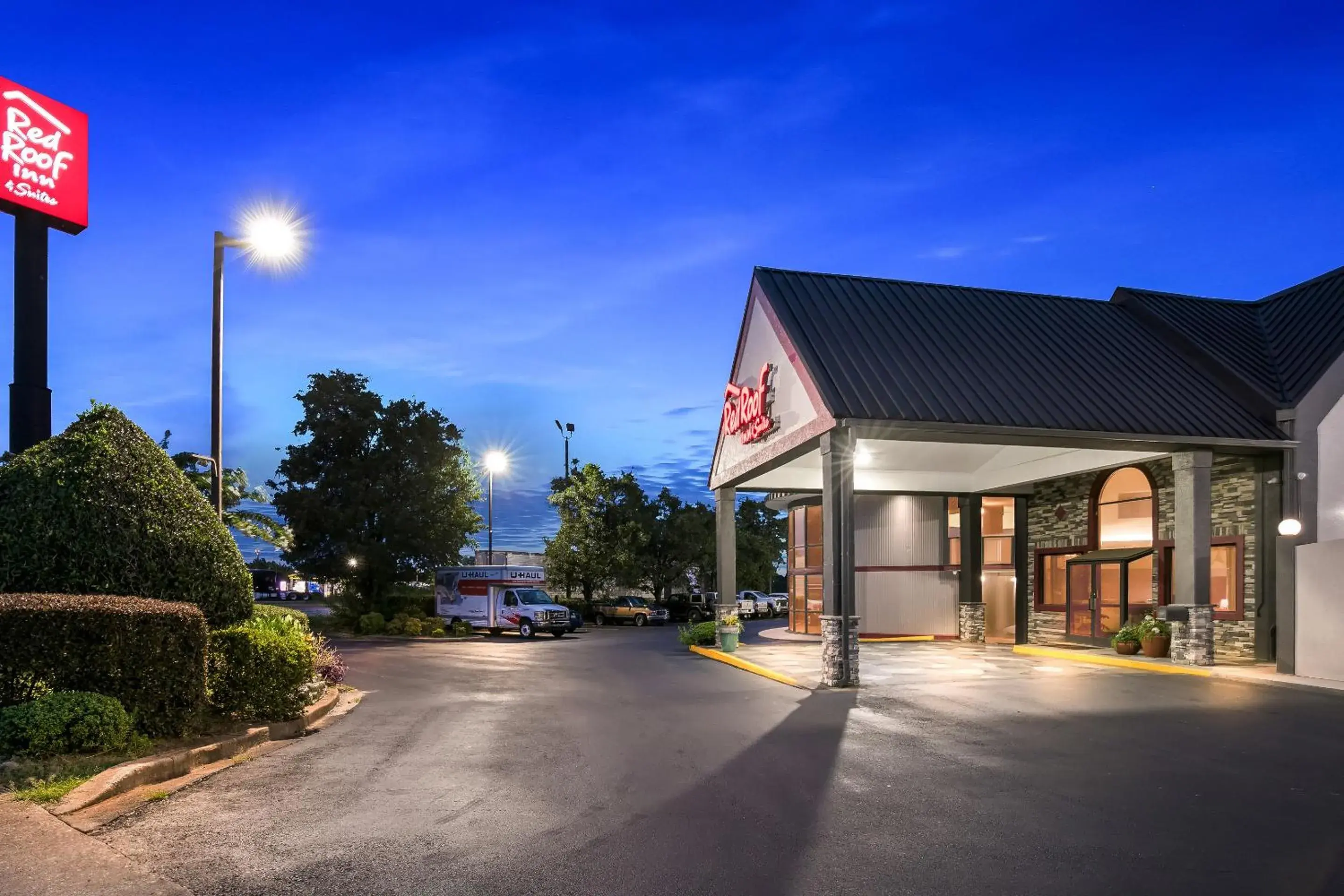 Facade/entrance in Red Roof Inn & Suites Duncan Facade/entrance in Red Roof Inn & Suites Duncan