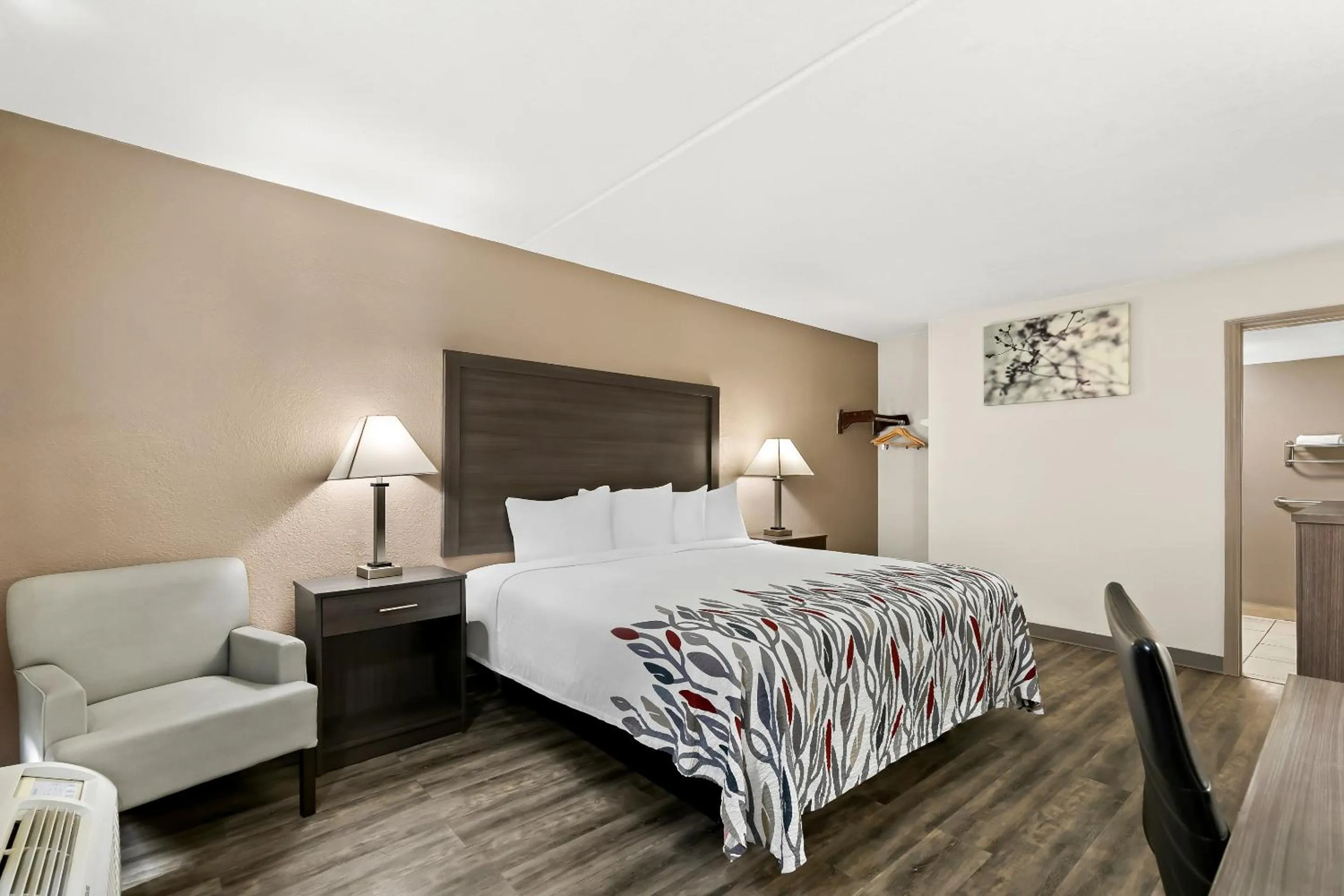 Bedroom, Bed in Red Roof Inn & Suites Duncan