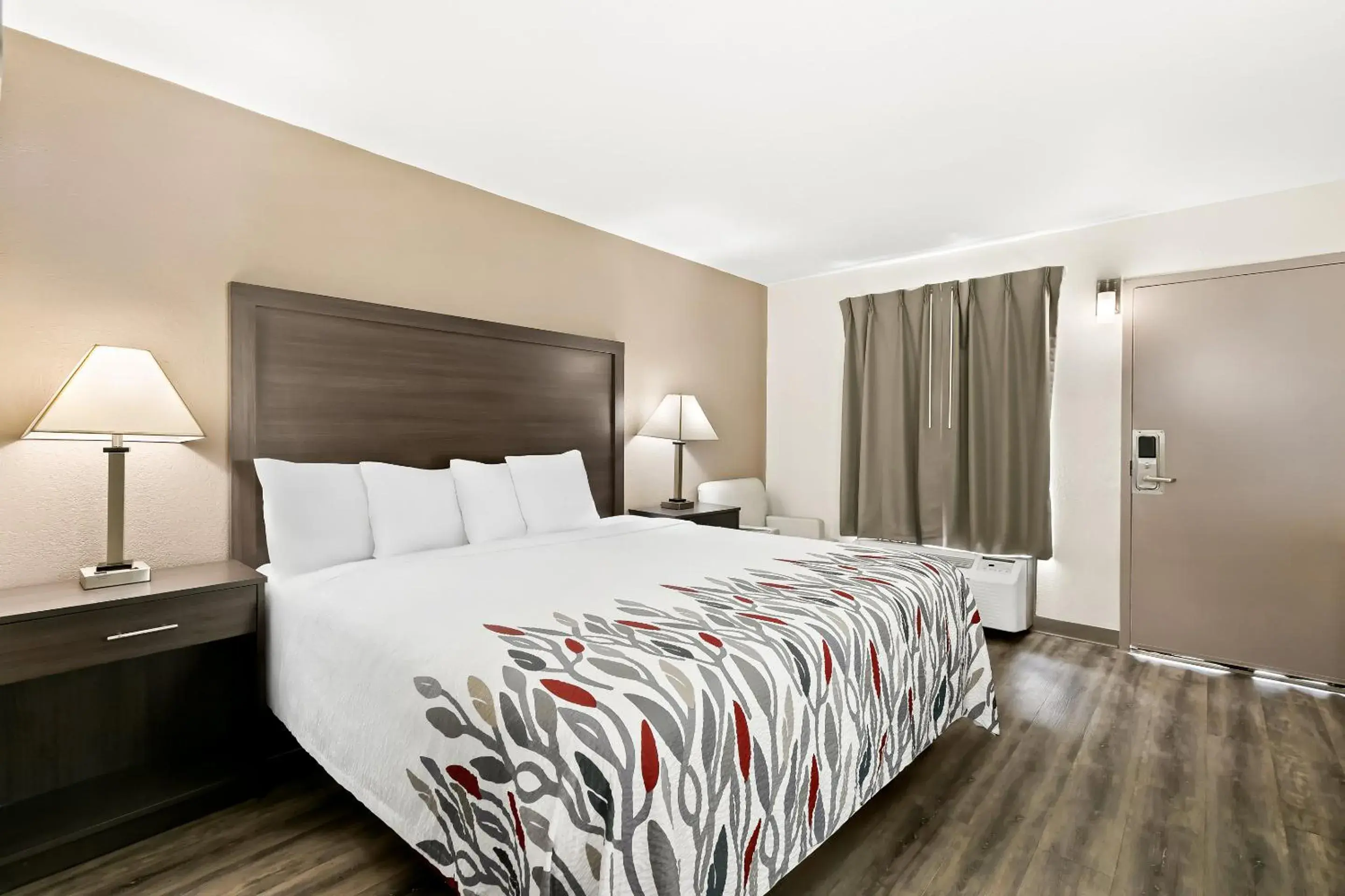 Bedroom, Bed in Red Roof Inn & Suites Duncan Bedroom, Bed in Red Roof Inn & Suites Duncan