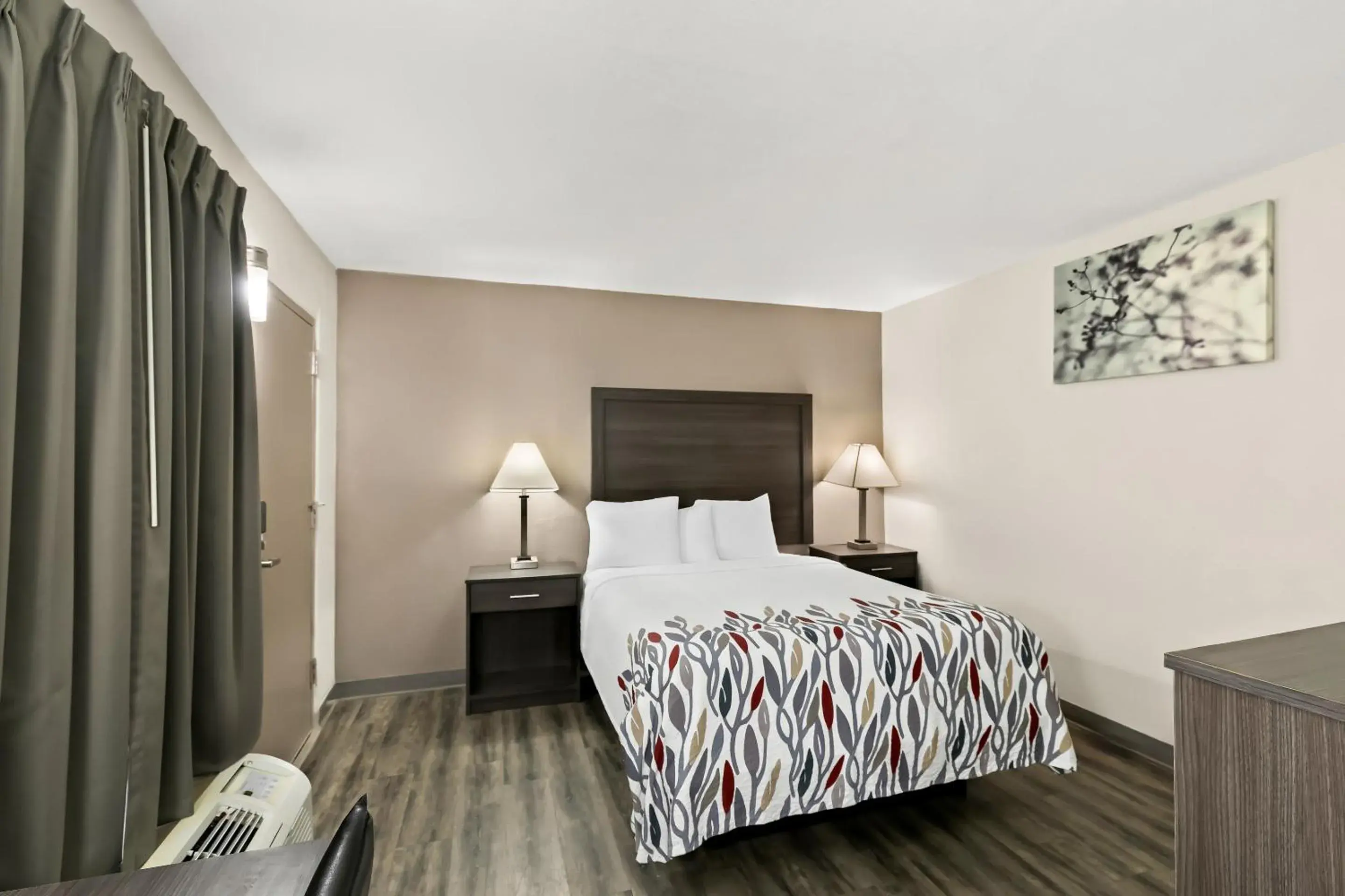 Bedroom, Bed in Red Roof Inn & Suites Duncan Bedroom, Bed in Red Roof Inn & Suites Duncan