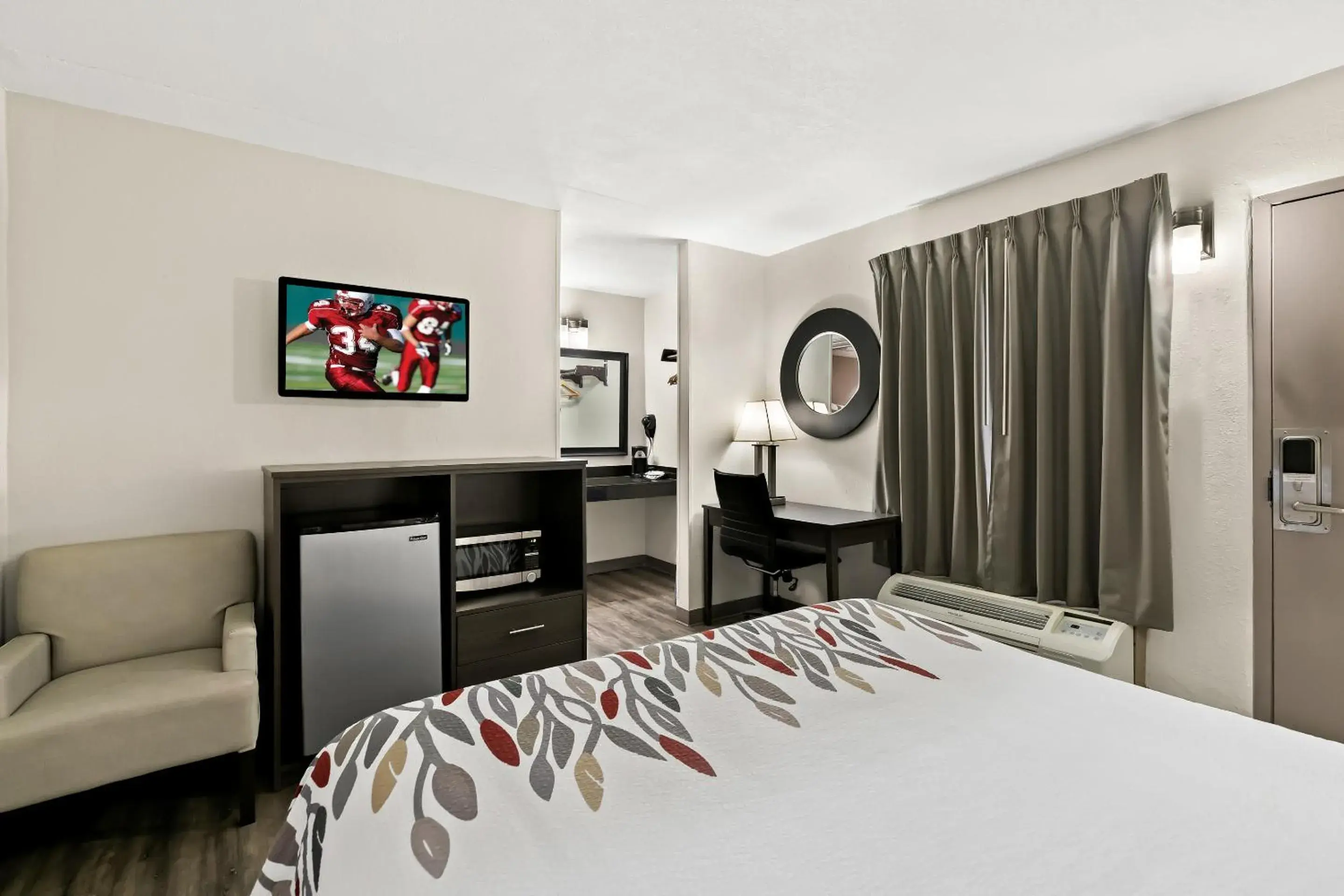 Bedroom, Bed in Red Roof Inn & Suites Duncan Bedroom, Bed in Red Roof Inn & Suites Duncan