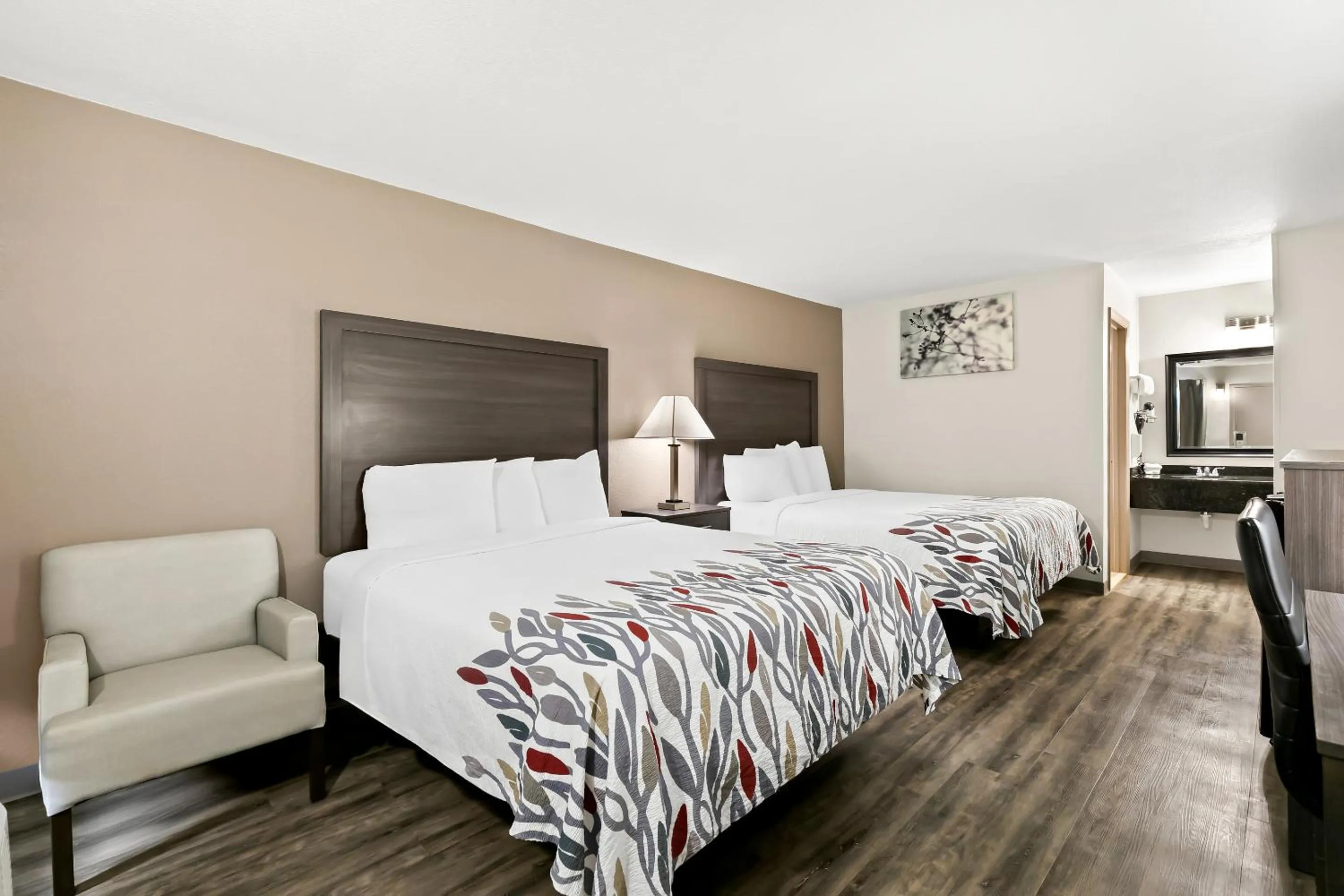 Bedroom, Bed in Red Roof Inn & Suites Duncan