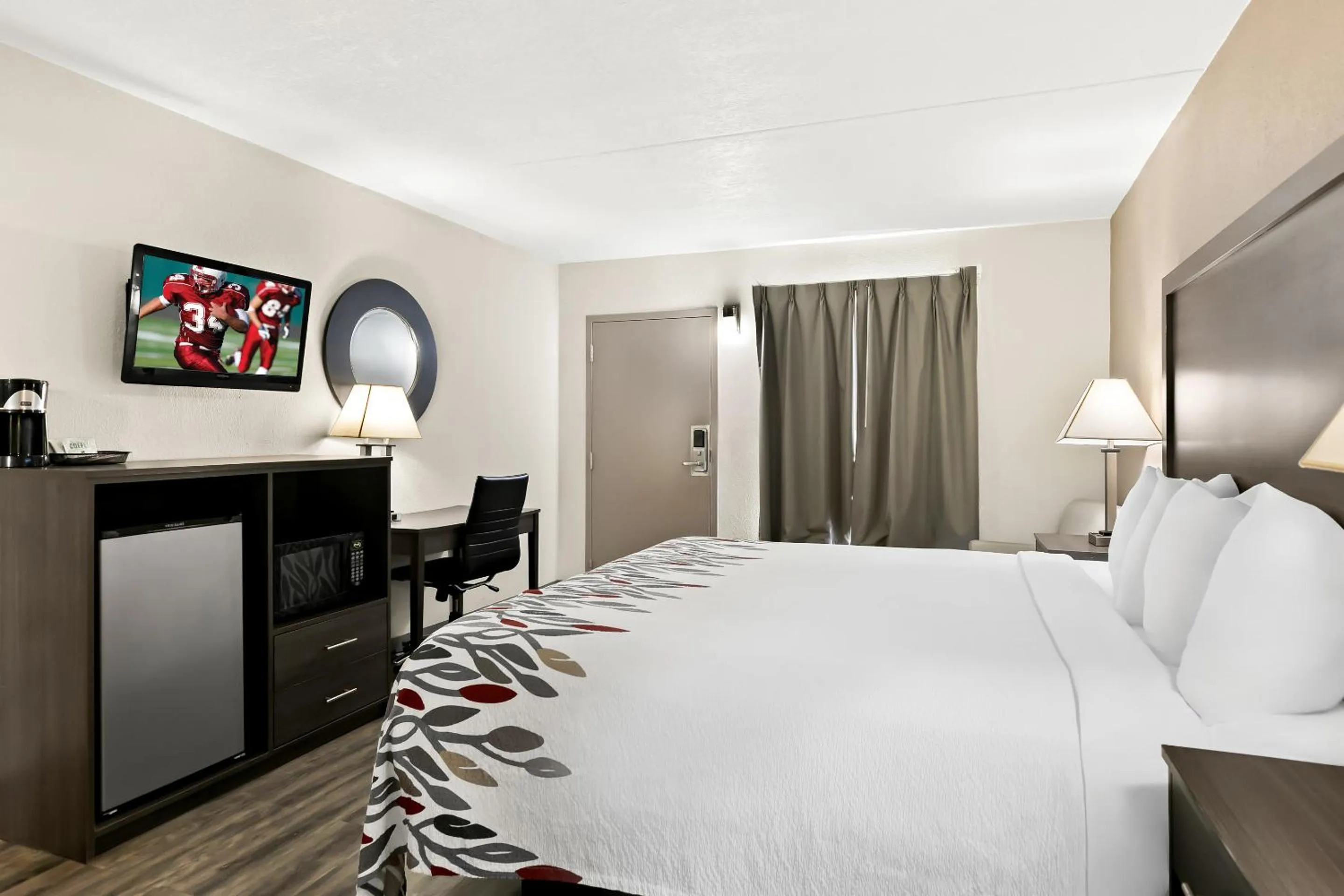 Bedroom, Bed in Red Roof Inn & Suites Duncan