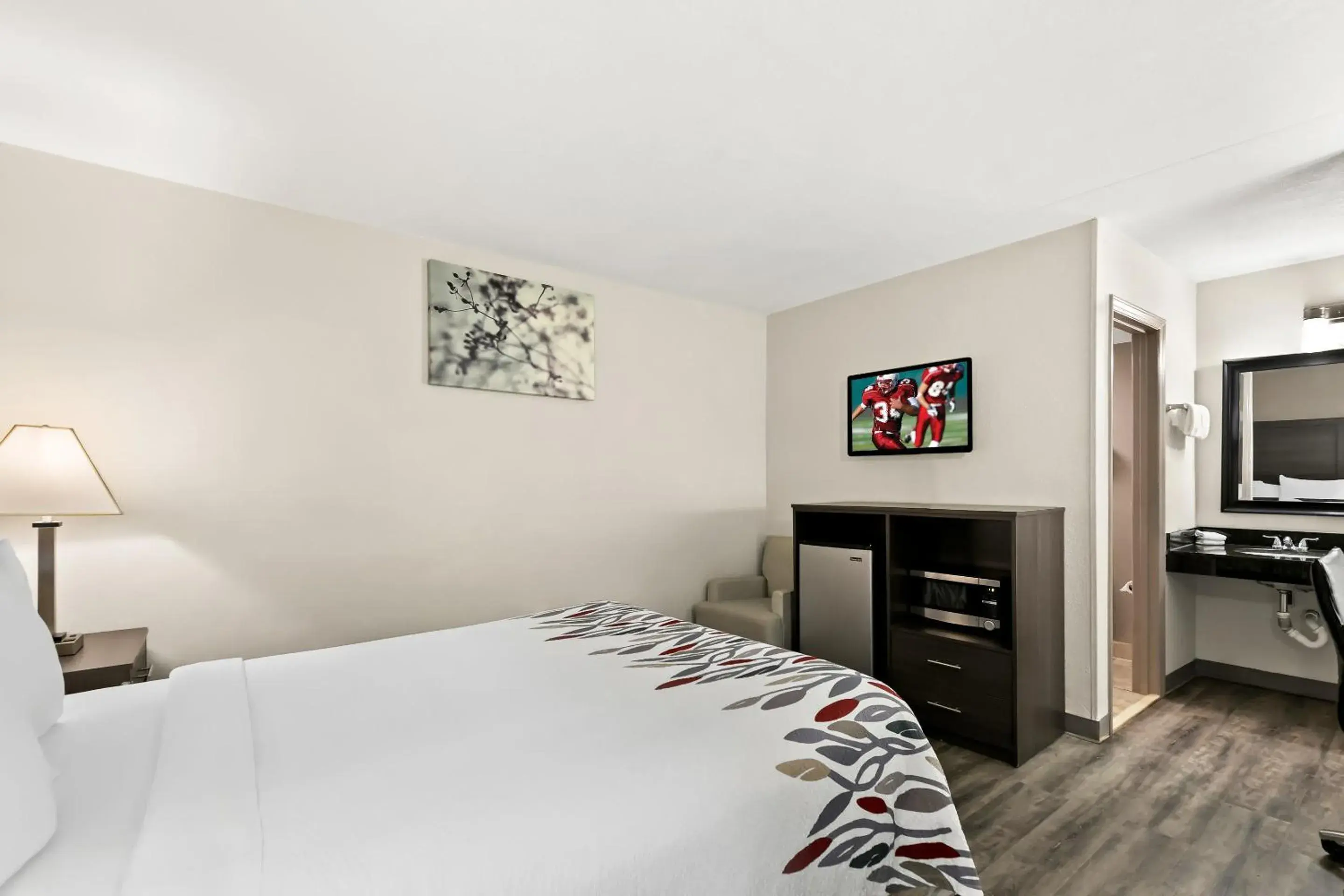 Bedroom, Bed in Red Roof Inn & Suites Duncan Bedroom, Bed in Red Roof Inn & Suites Duncan