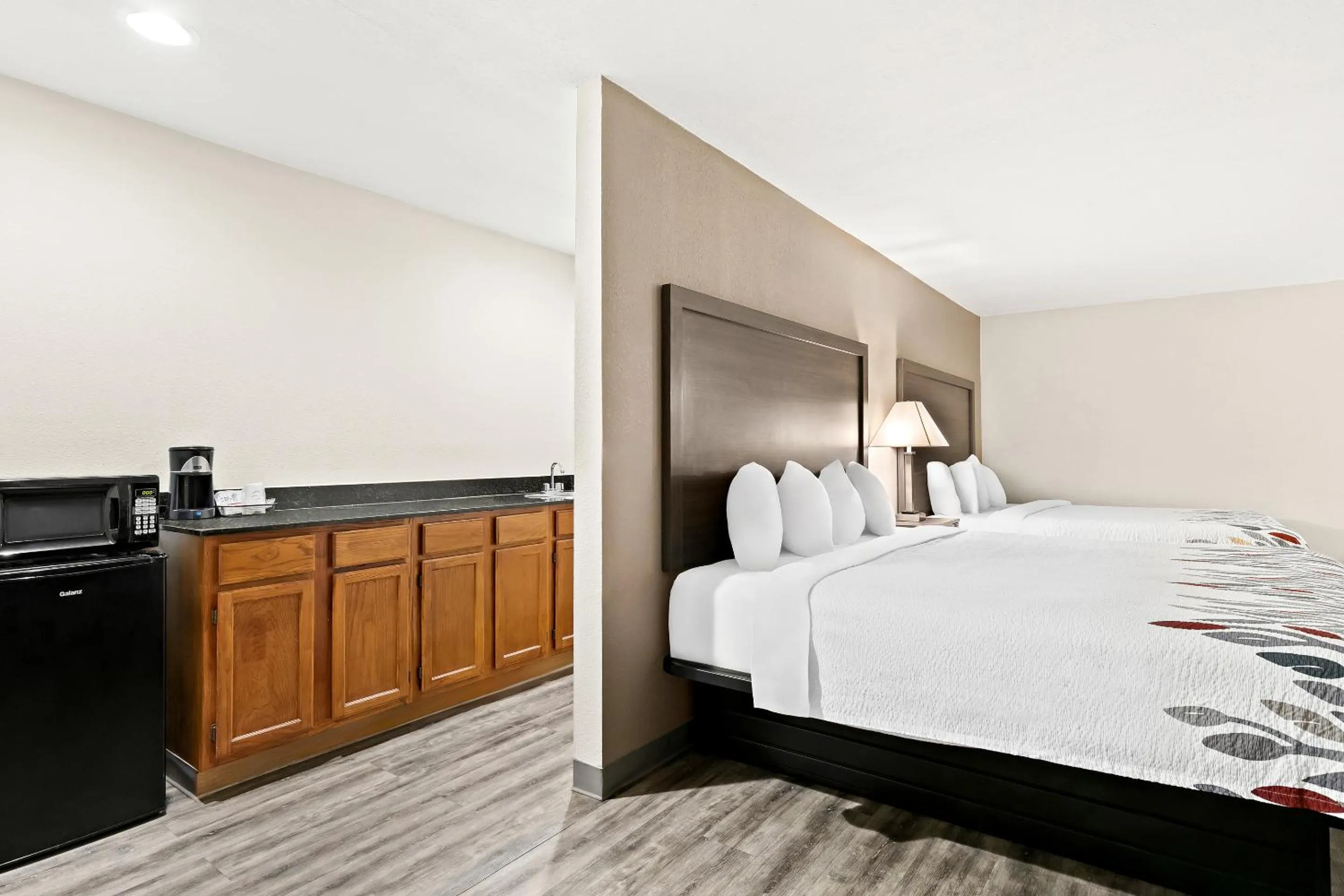 Photo of the whole room, Bed in Red Roof Inn & Suites Duncan