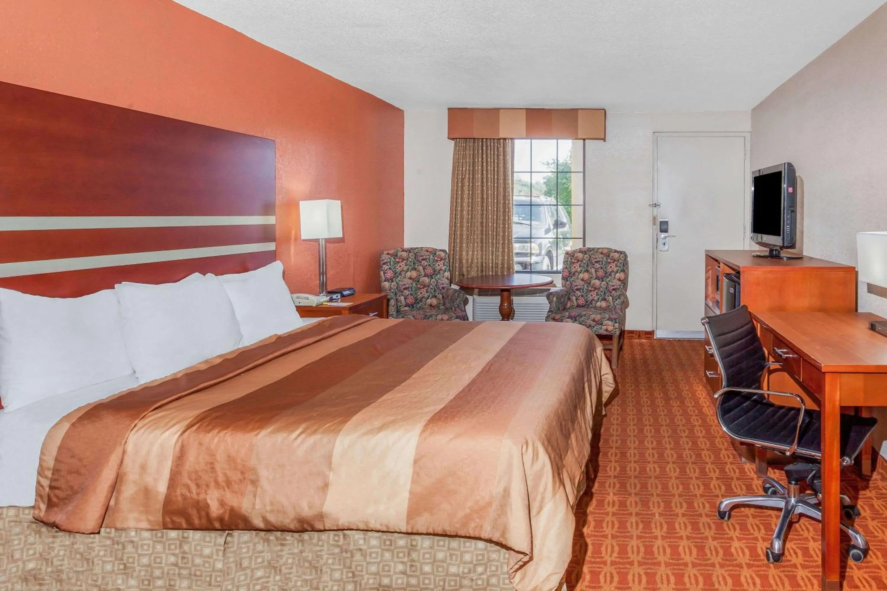 Photo of the whole room, Bed in Days Inn by Wyndham Dalton