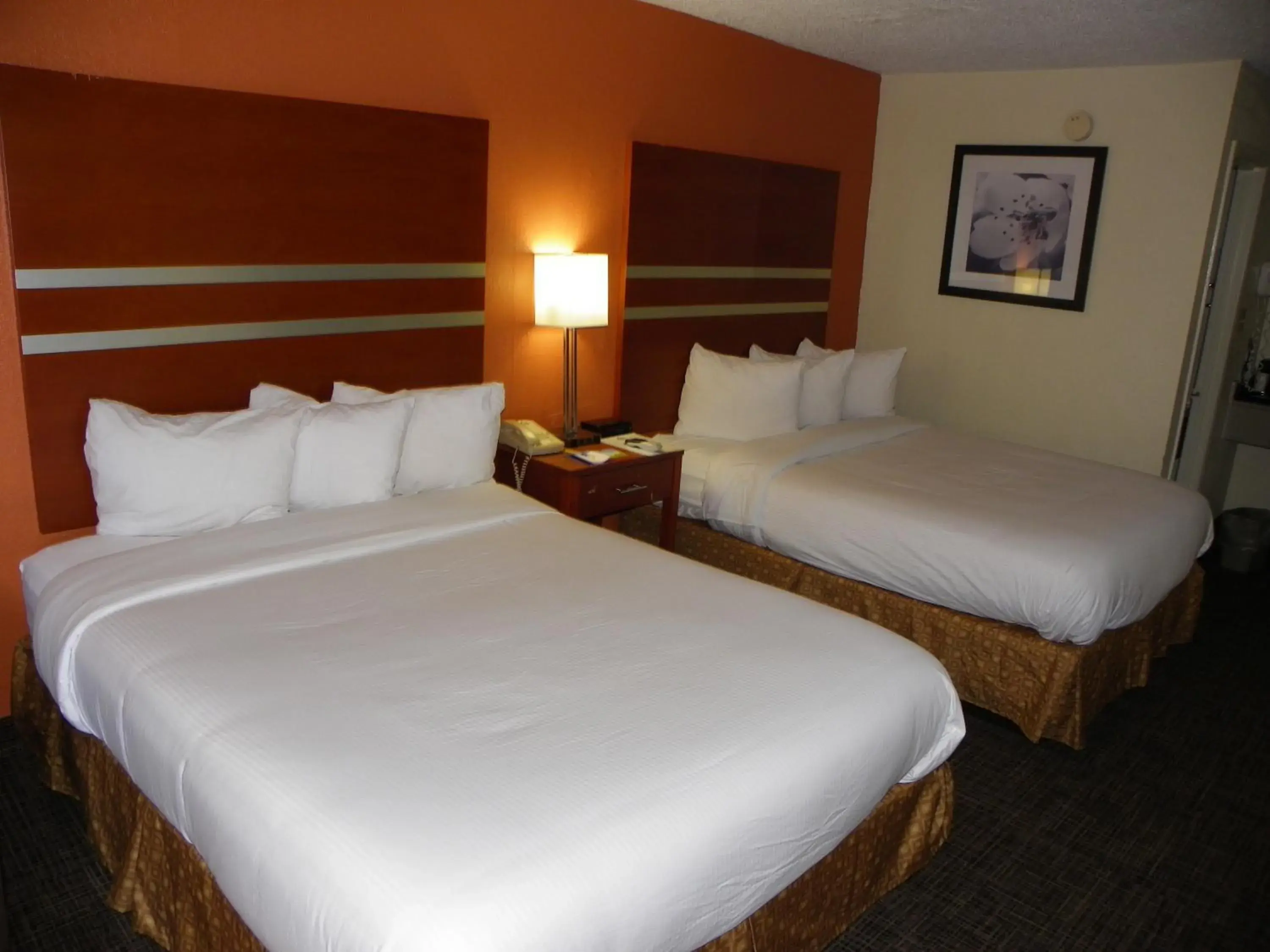 Queen Room with Two Queen Beds - Non-Smoking in Days Inn by Wyndham Dalton Queen Room with Two Queen Beds - Non-Smoking in Days Inn by Wyndham Dalton