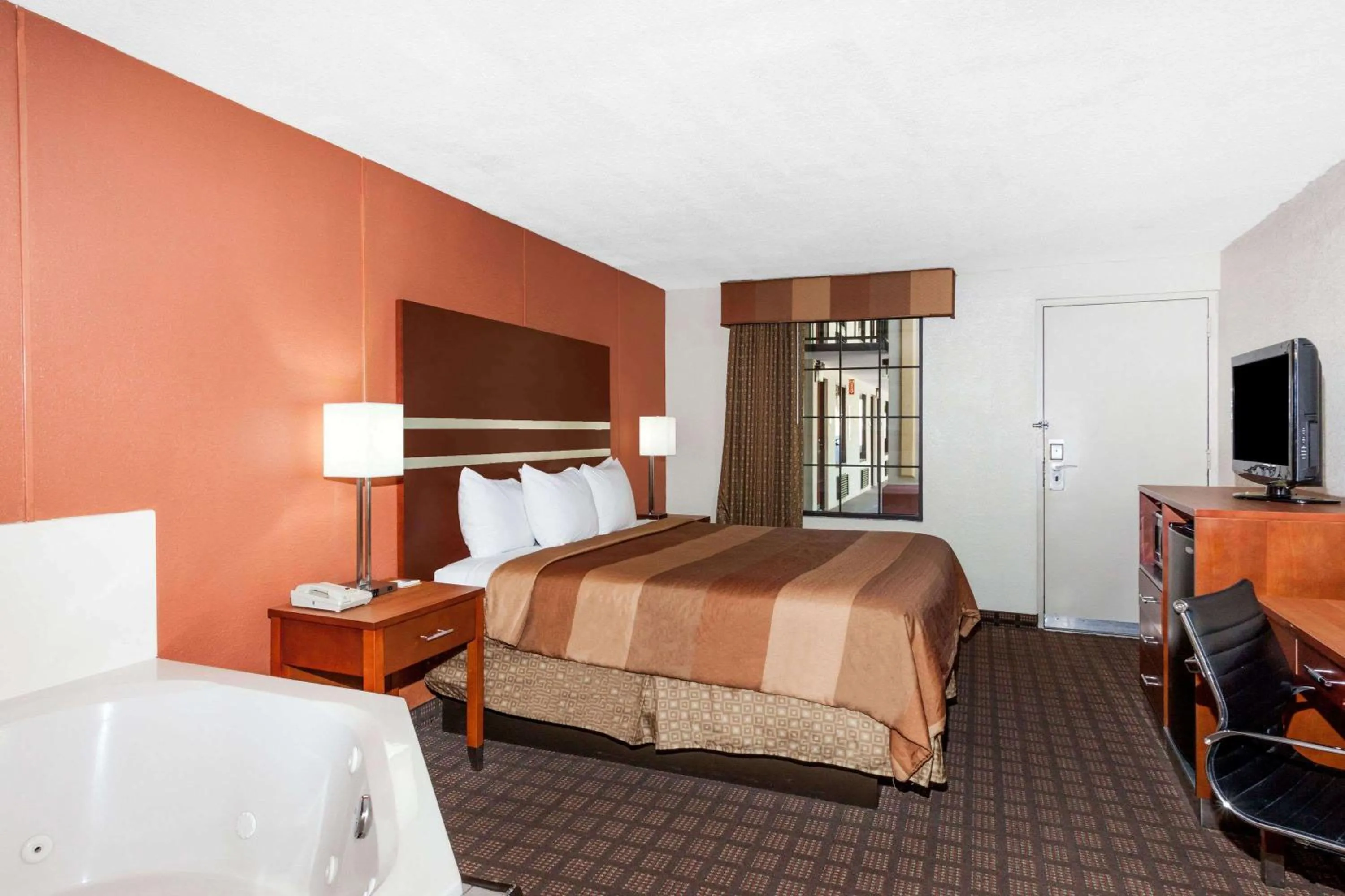 Photo of the whole room, Bed in Days Inn by Wyndham Dalton