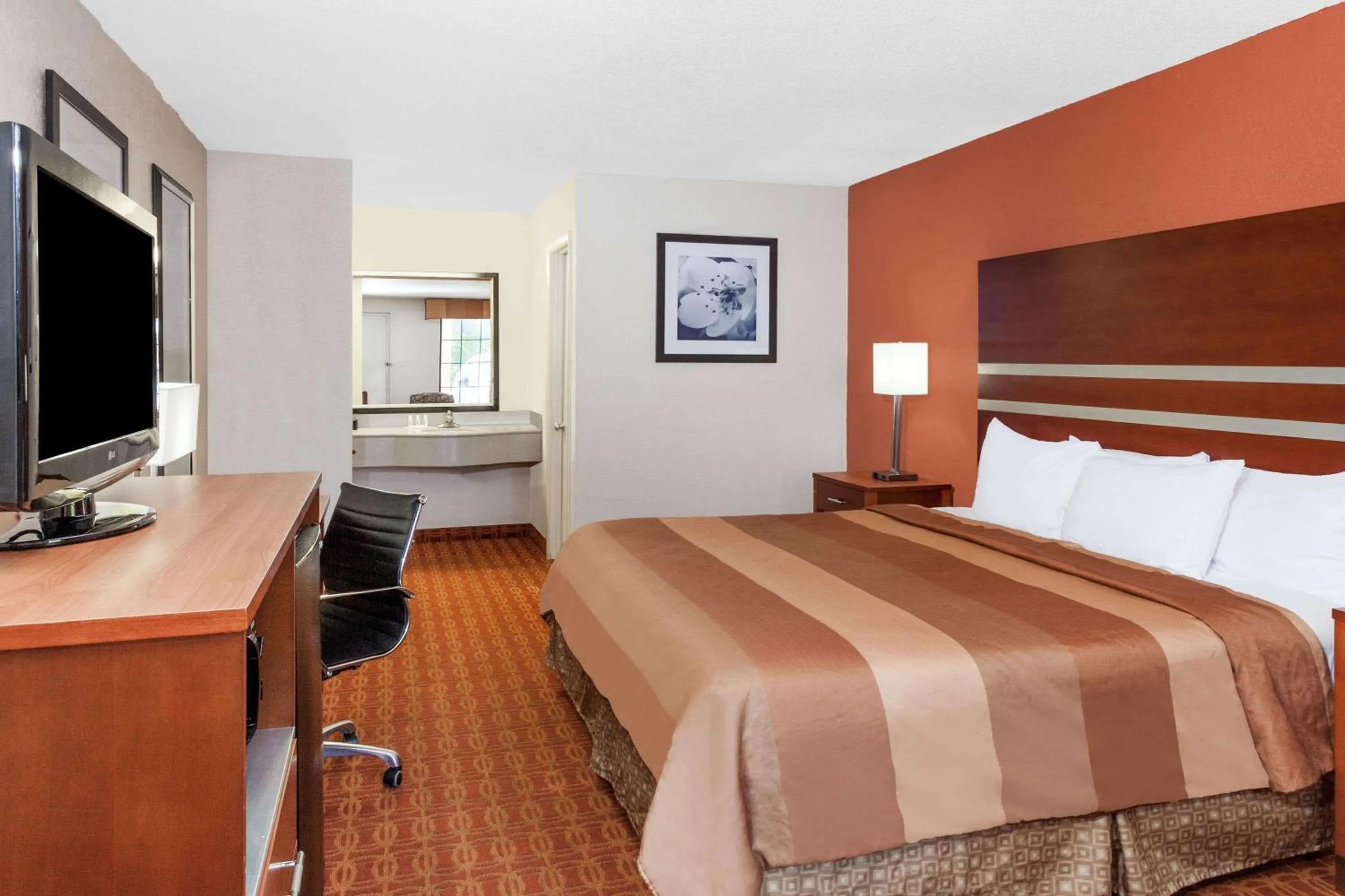 Photo of the whole room, Bed in Days Inn by Wyndham Dalton