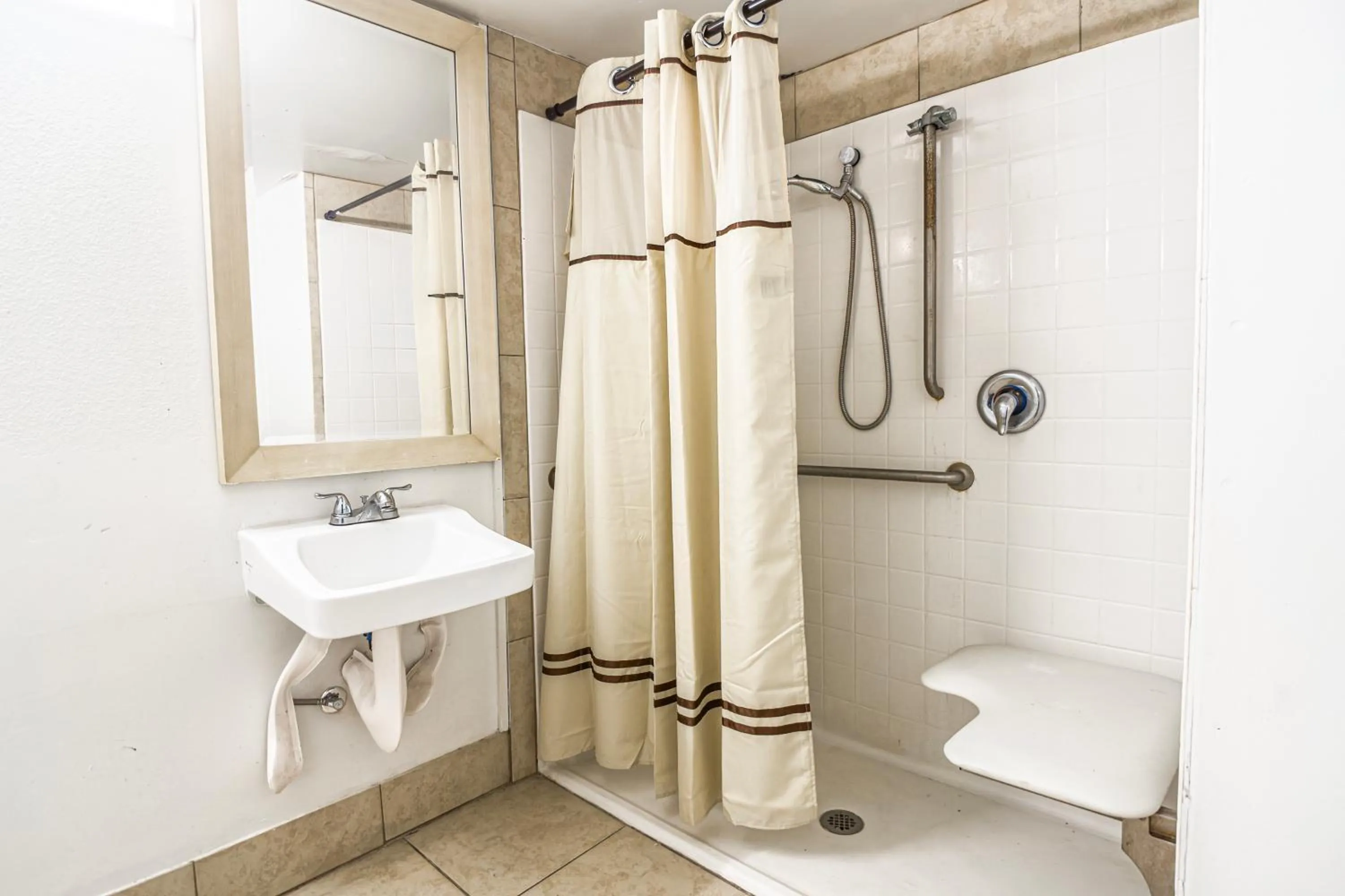 Bathroom in OYO Hotel Vienna I-75