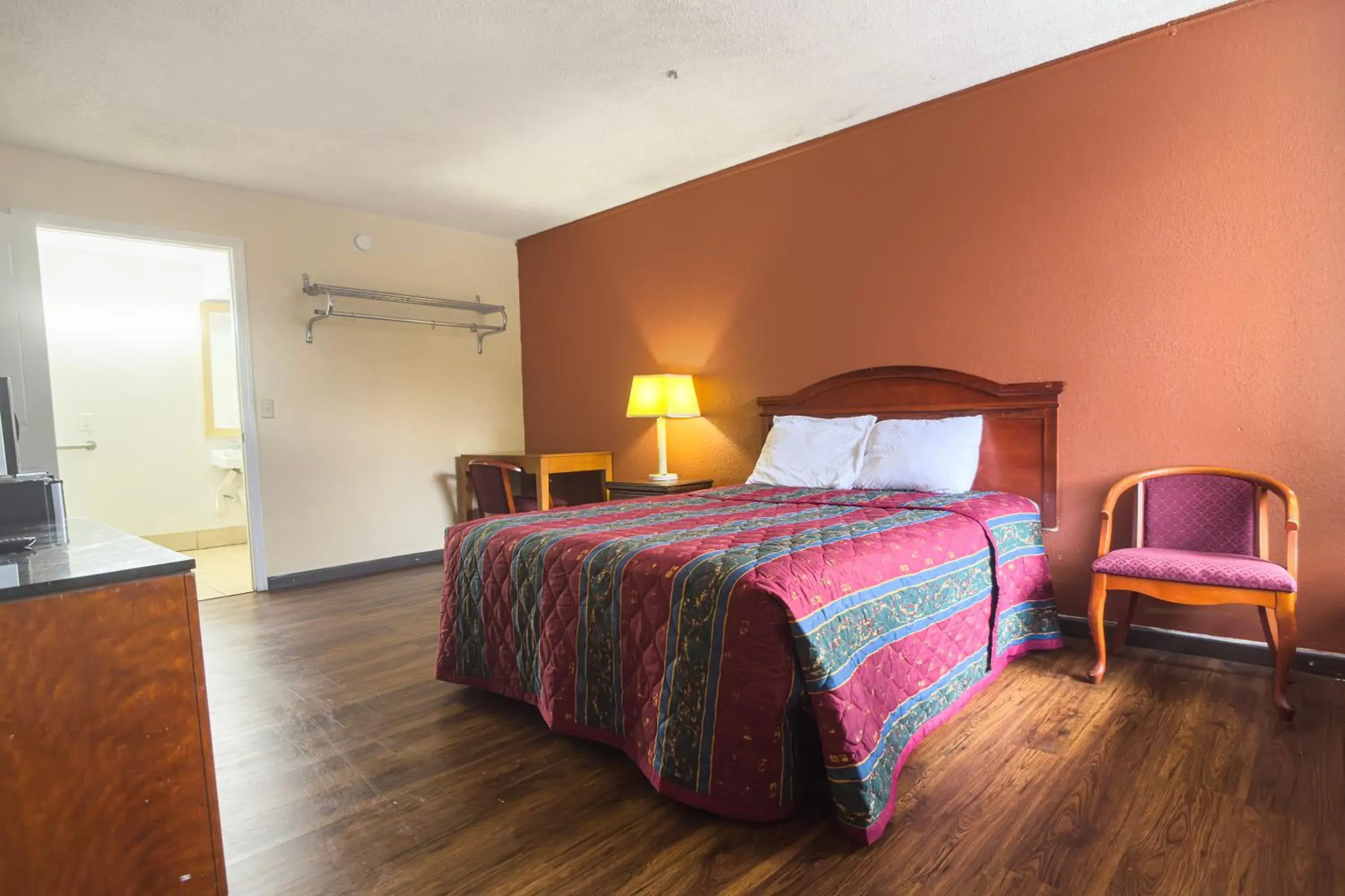 Queen Bed Accessible Non-Smoking in OYO Hotel Vienna I-75 Queen Bed Accessible Non-Smoking in OYO Hotel Vienna I-75