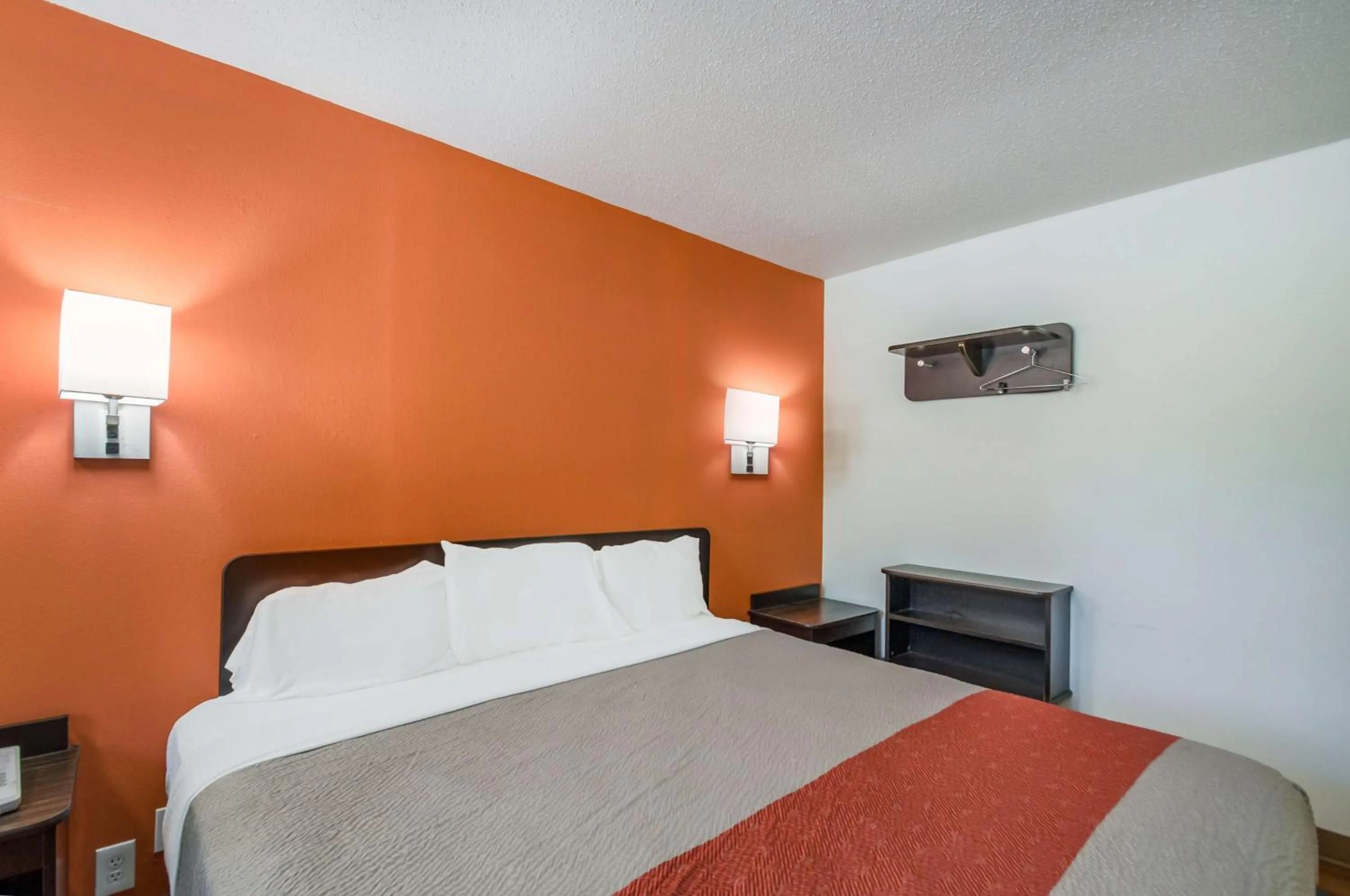 Photo of the whole room, Bed in Motel 6-Odenton, MD - Fort Meade