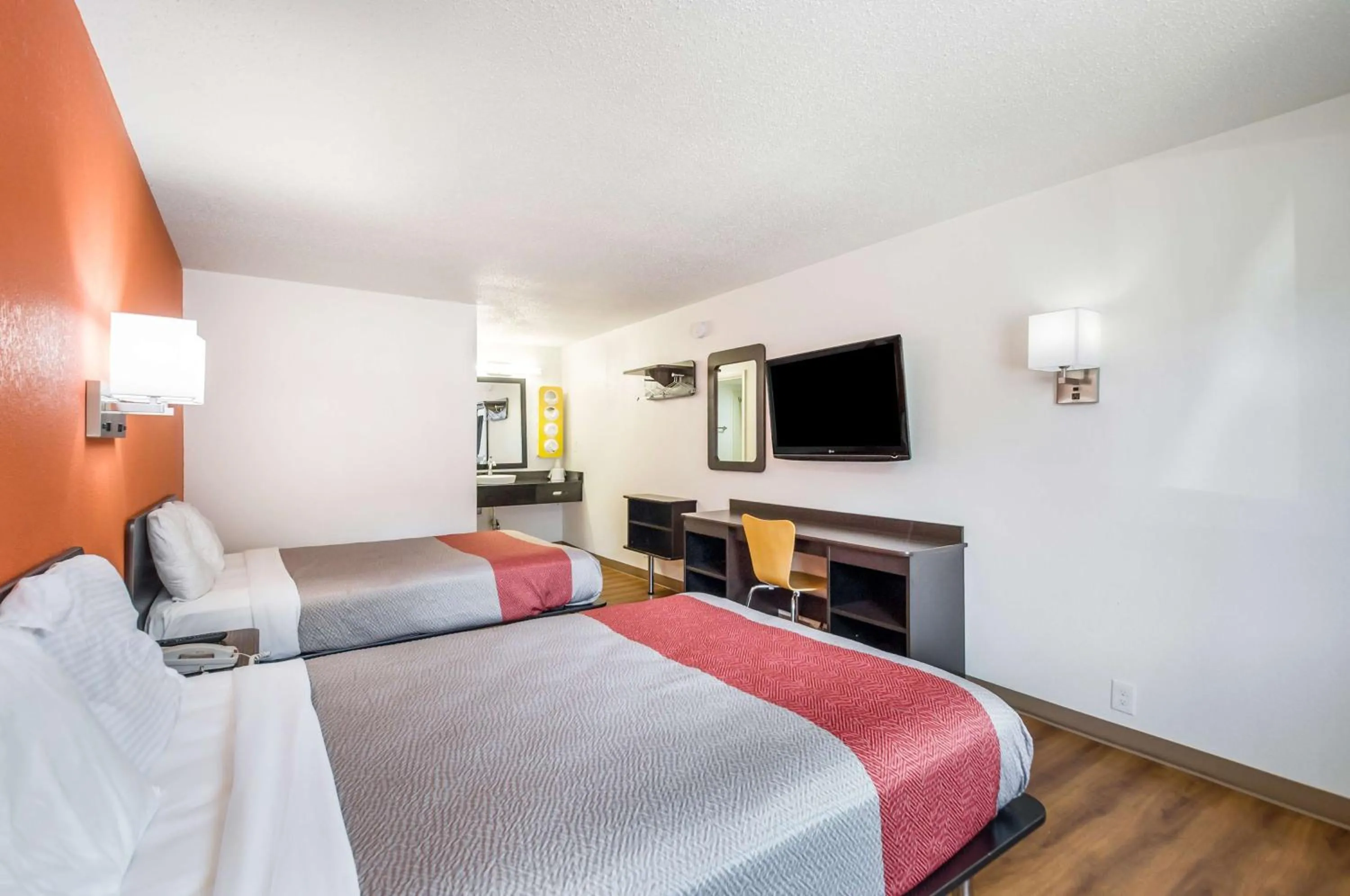 Photo of the whole room, Bed in Motel 6-Odenton, MD - Fort Meade