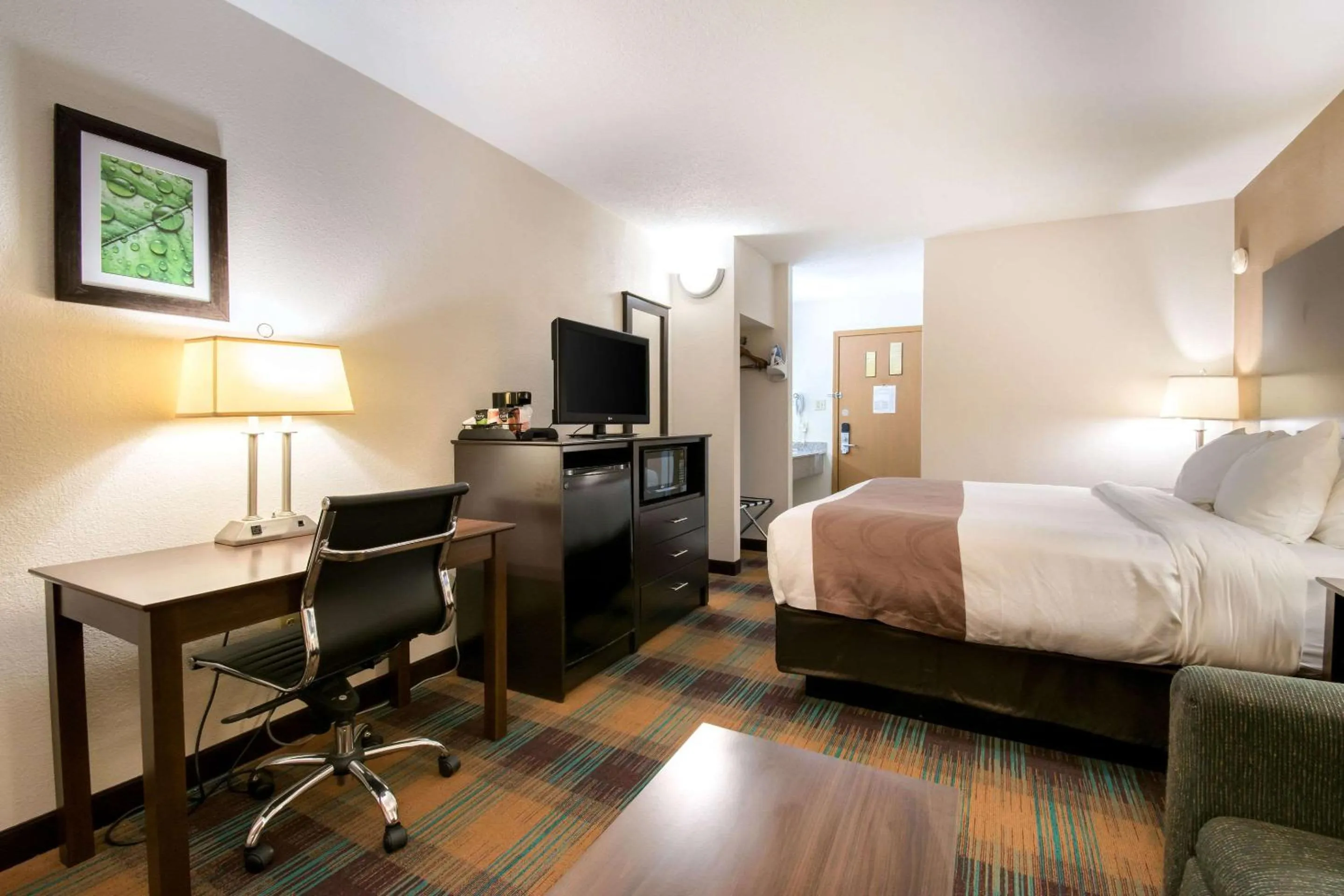 Photo of the whole room, Bed in Quality Inn Bloomsburg