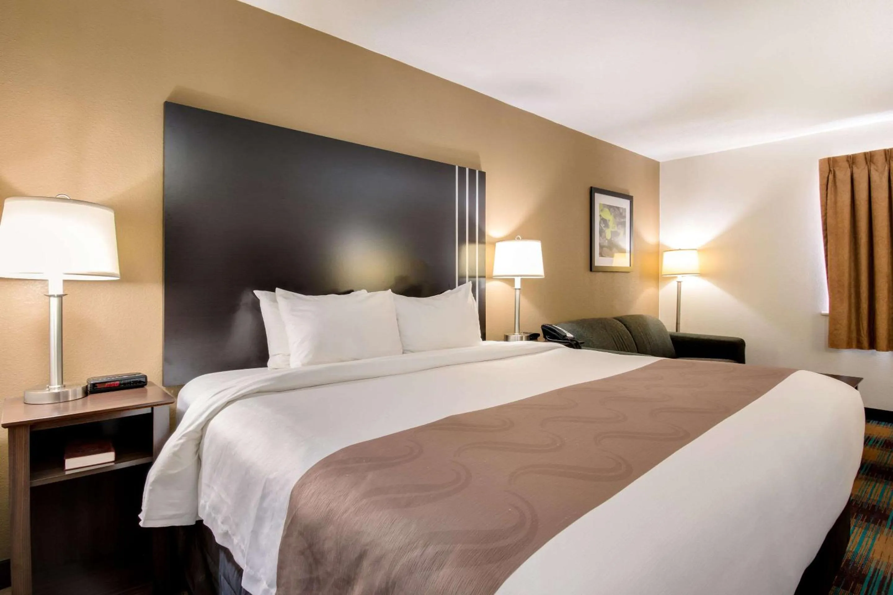 Photo of the whole room, Bed in Quality Inn Bloomsburg