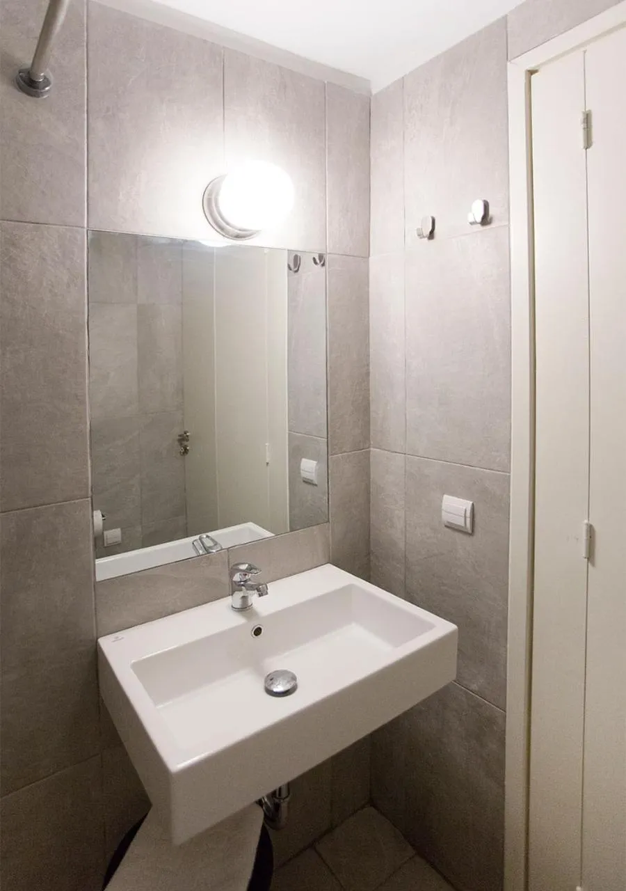 Shower in Snooze H