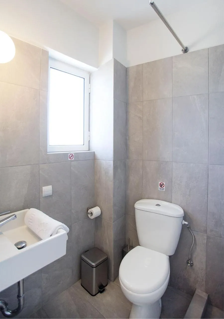 Shower in Snooze H