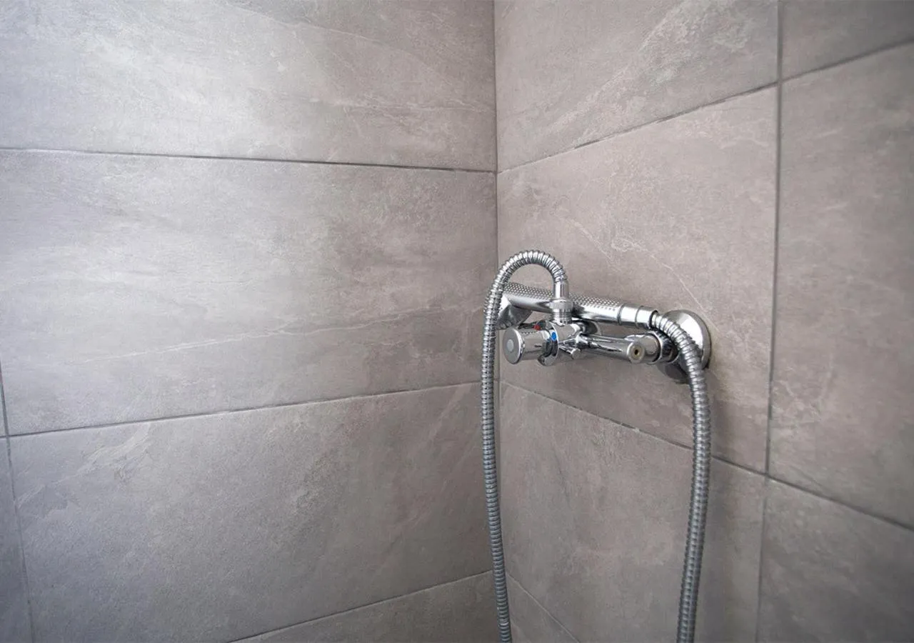 Shower in Snooze H