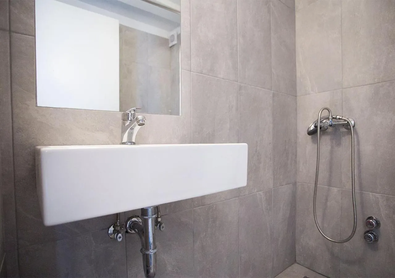 Shower in Snooze H