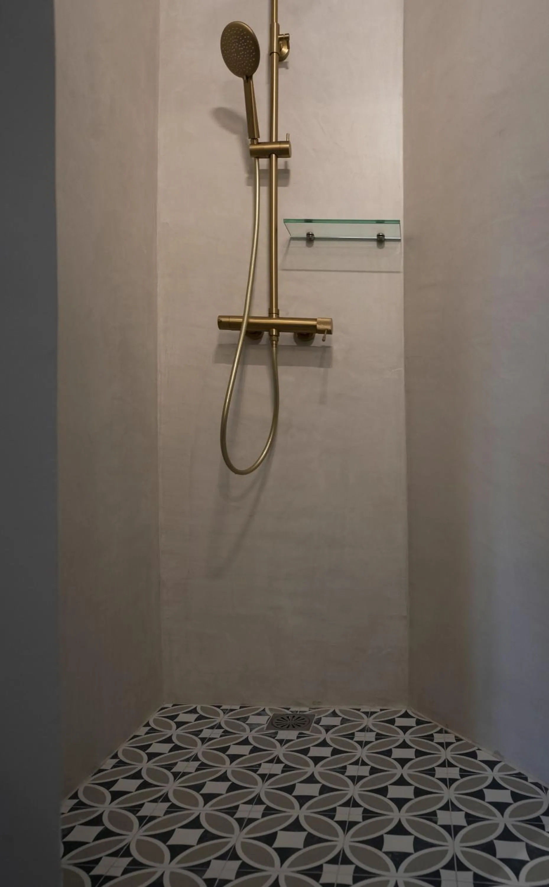 Shower in Pafsilipon Suites