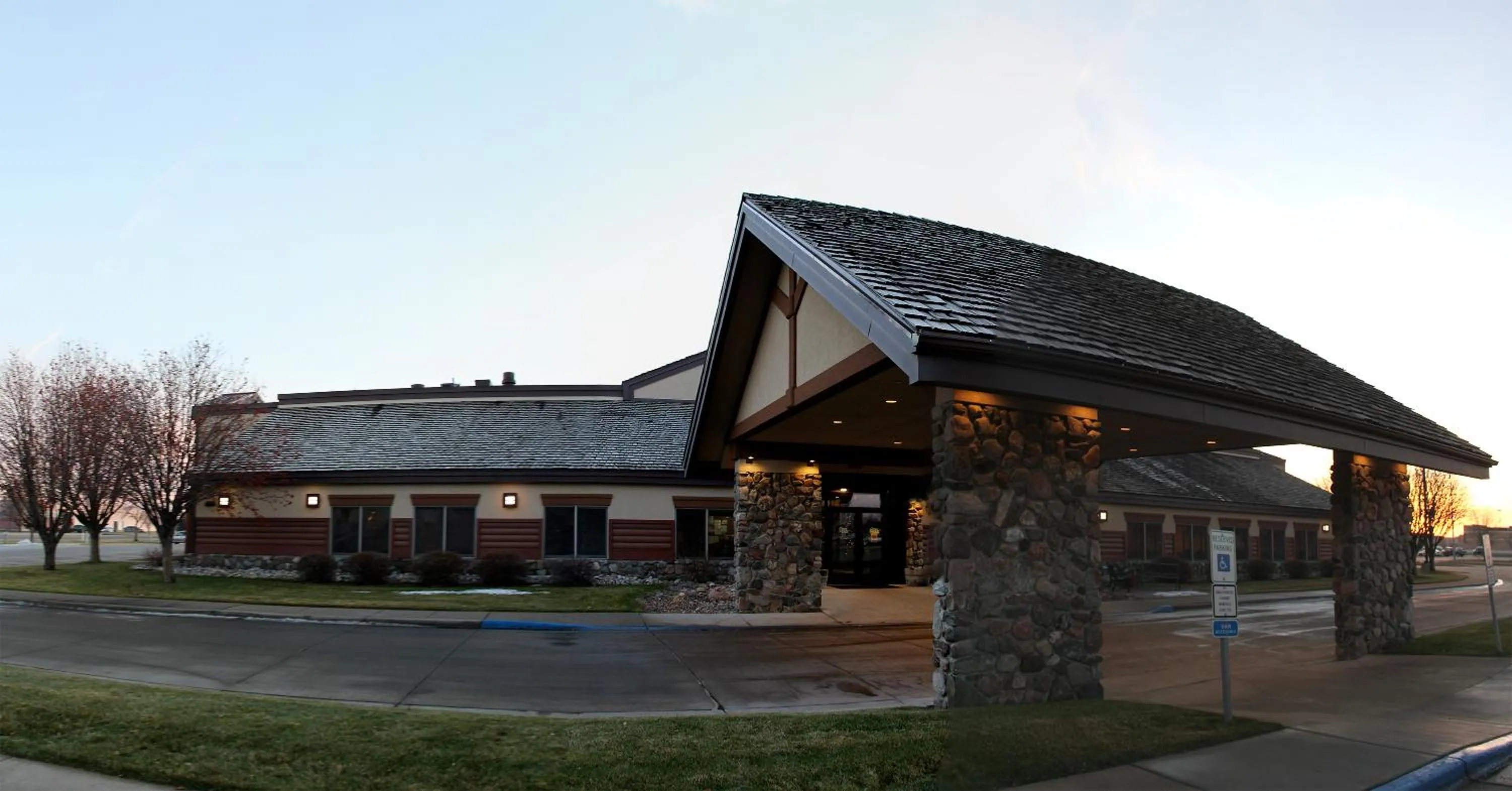 Facade/entrance in C'mon Inn Grand Forks