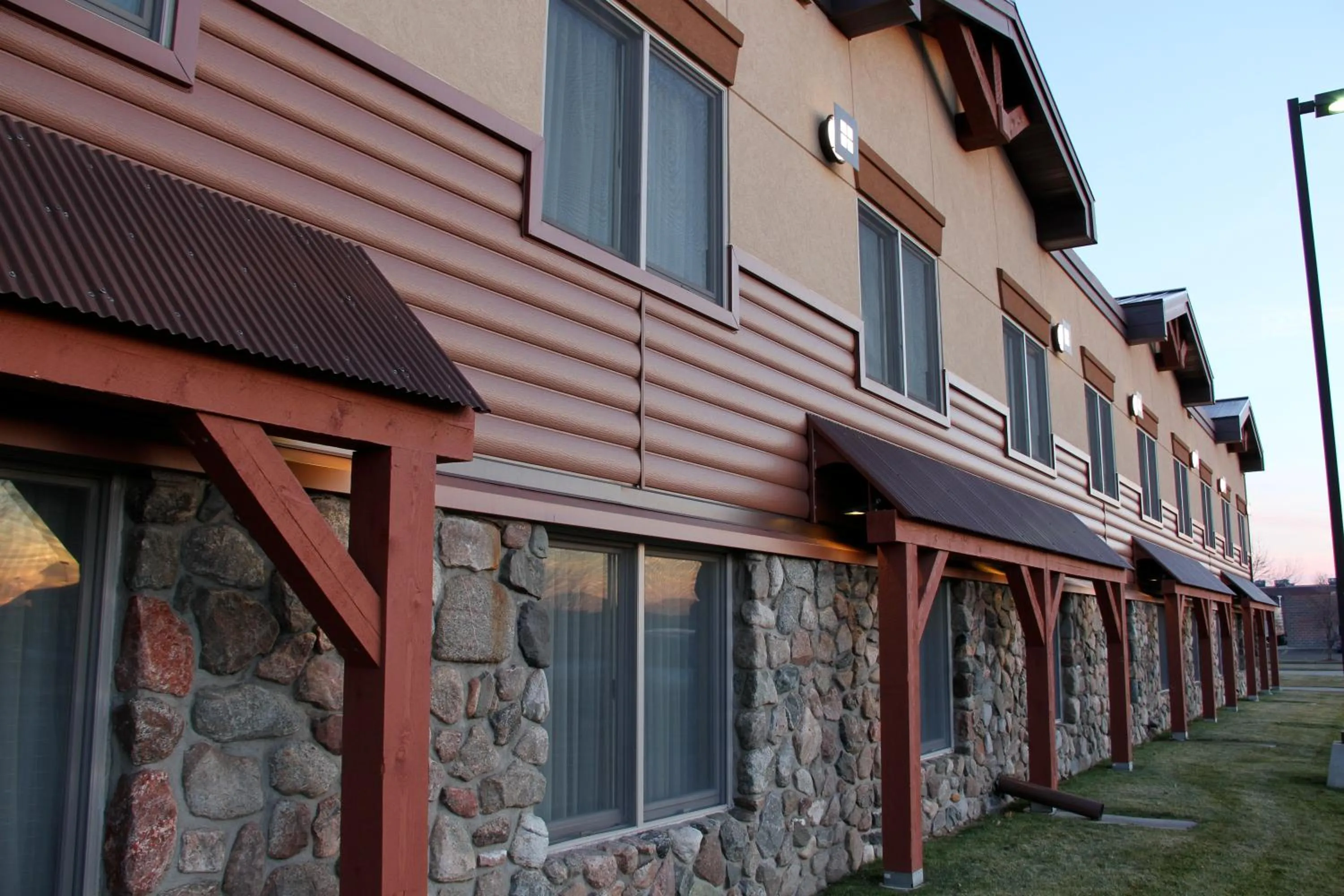 Facade/entrance in C'mon Inn Grand Forks