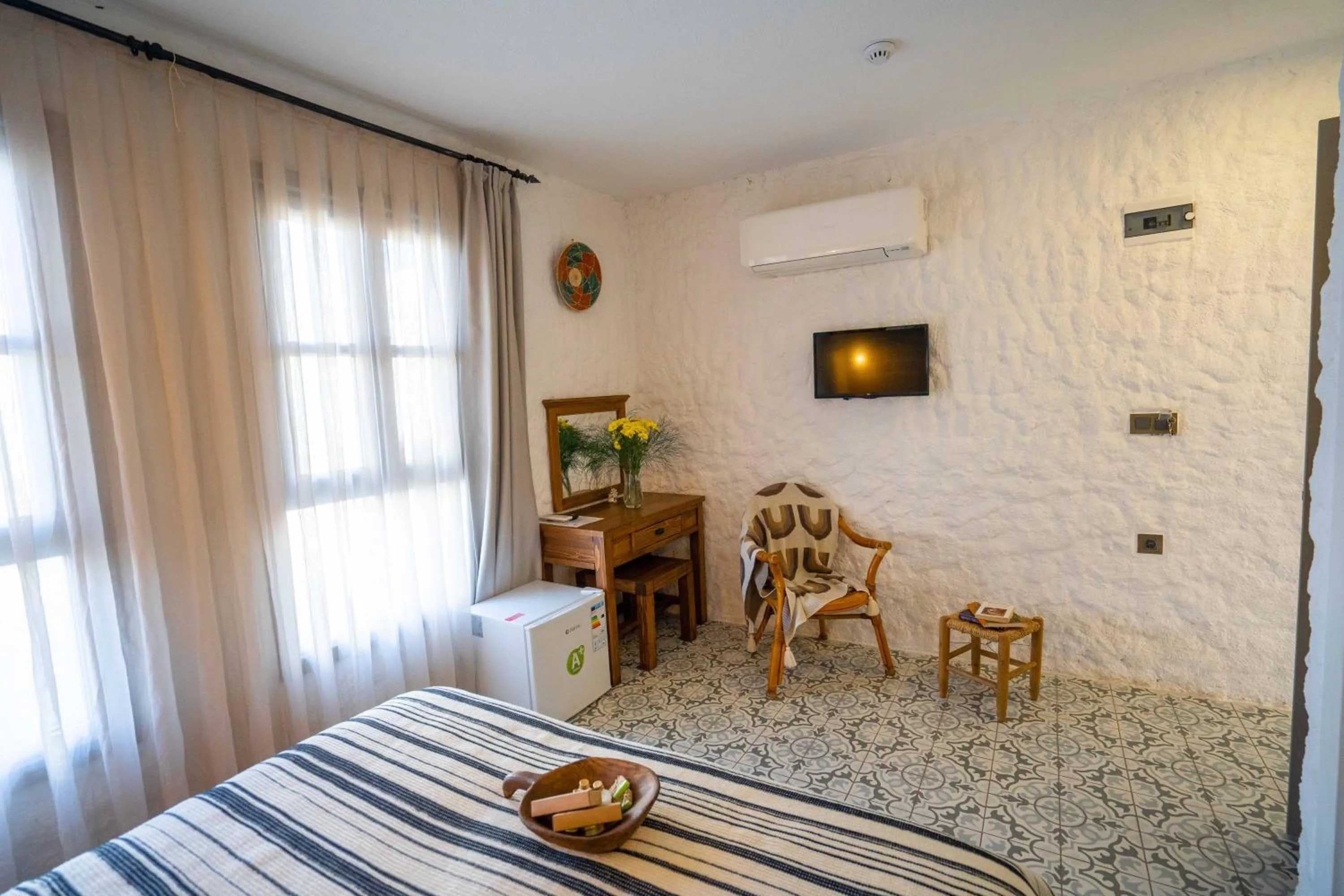 Photo of the whole room in Ajlan Hotel Cunda