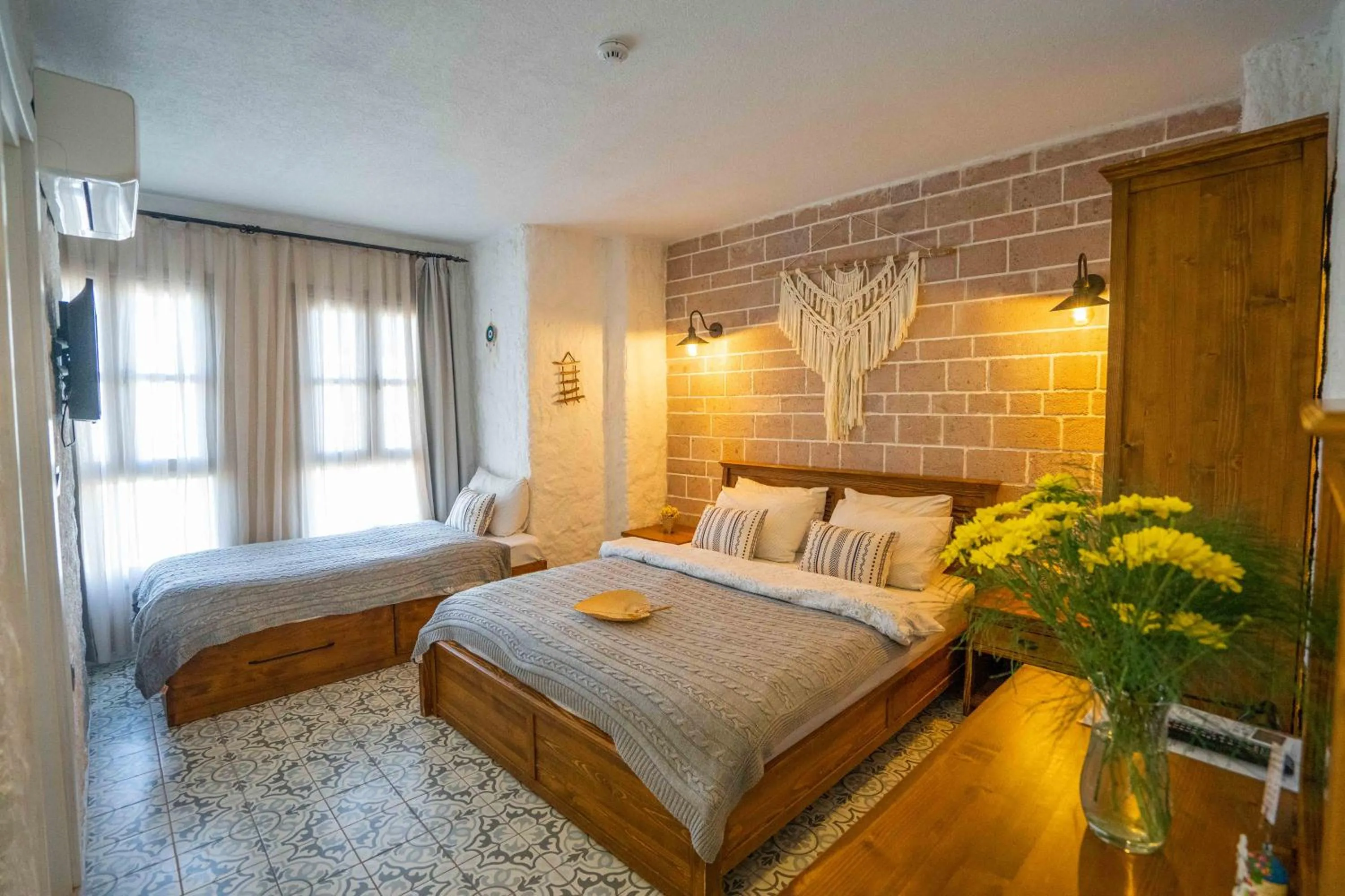 Photo of the whole room in Ajlan Hotel Cunda