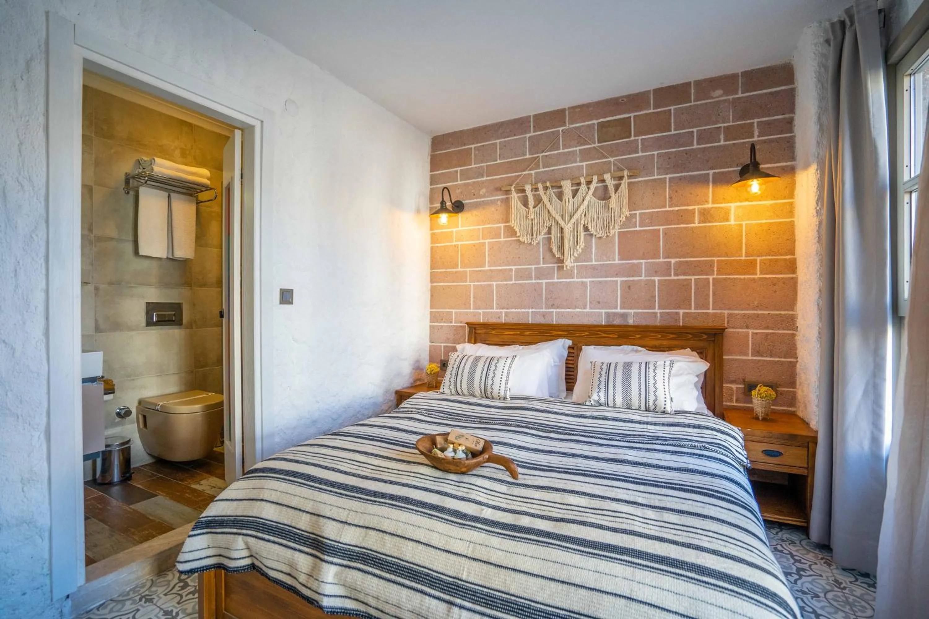 Photo of the whole room in Ajlan Hotel Cunda