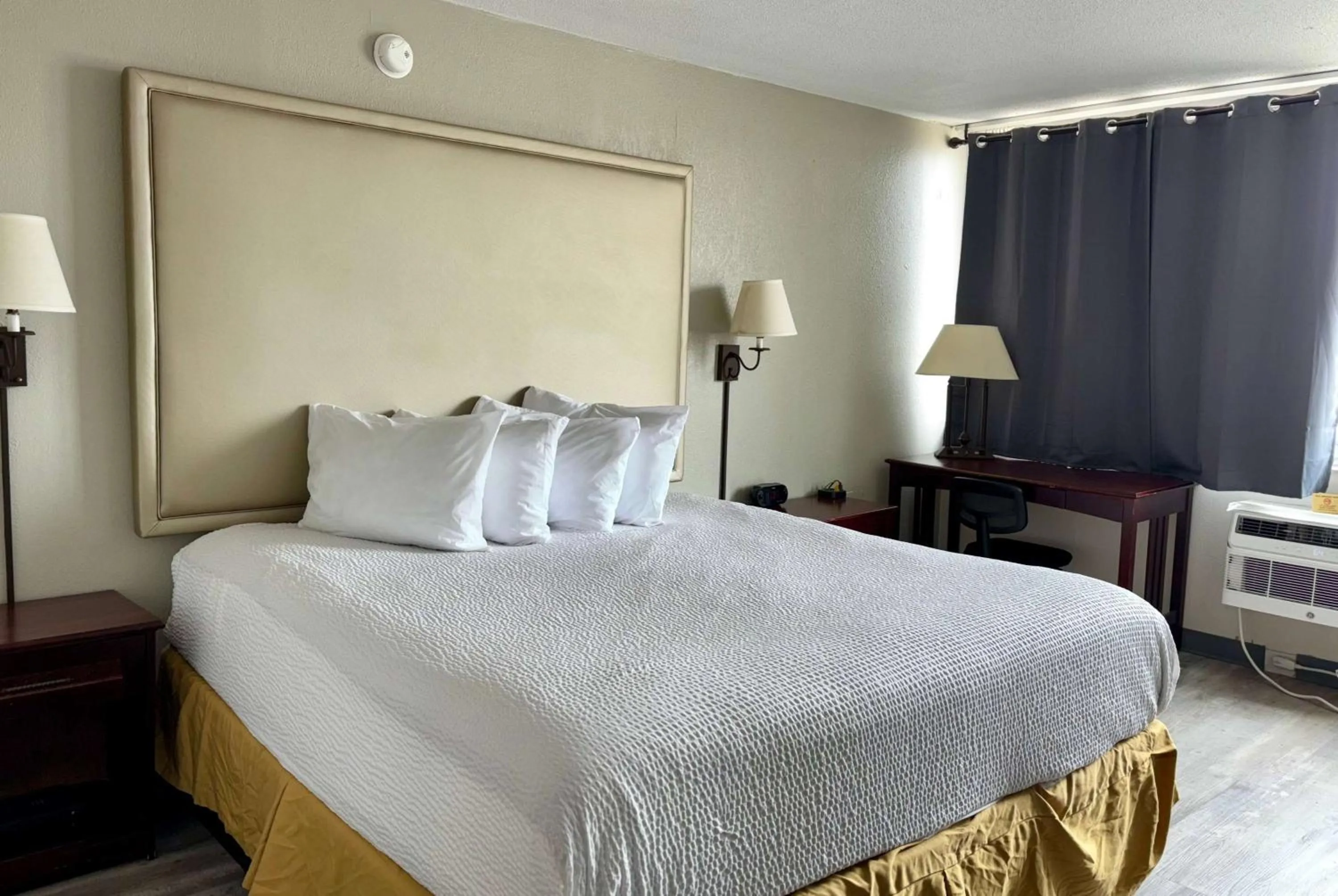 Photo of the whole room, Bed in Baymont by Wyndham Keokuk