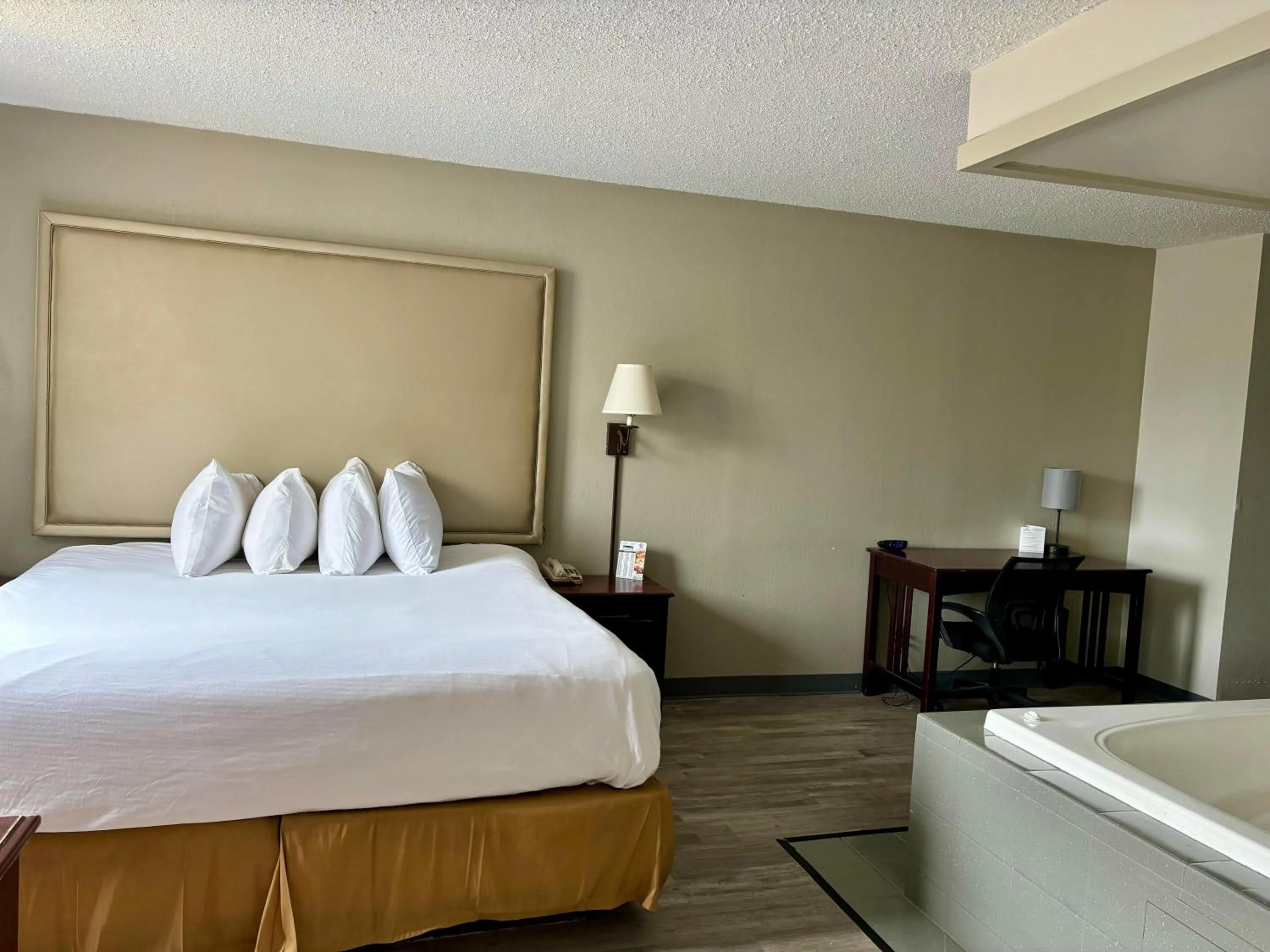 Bedroom, Bed in Baymont by Wyndham Keokuk