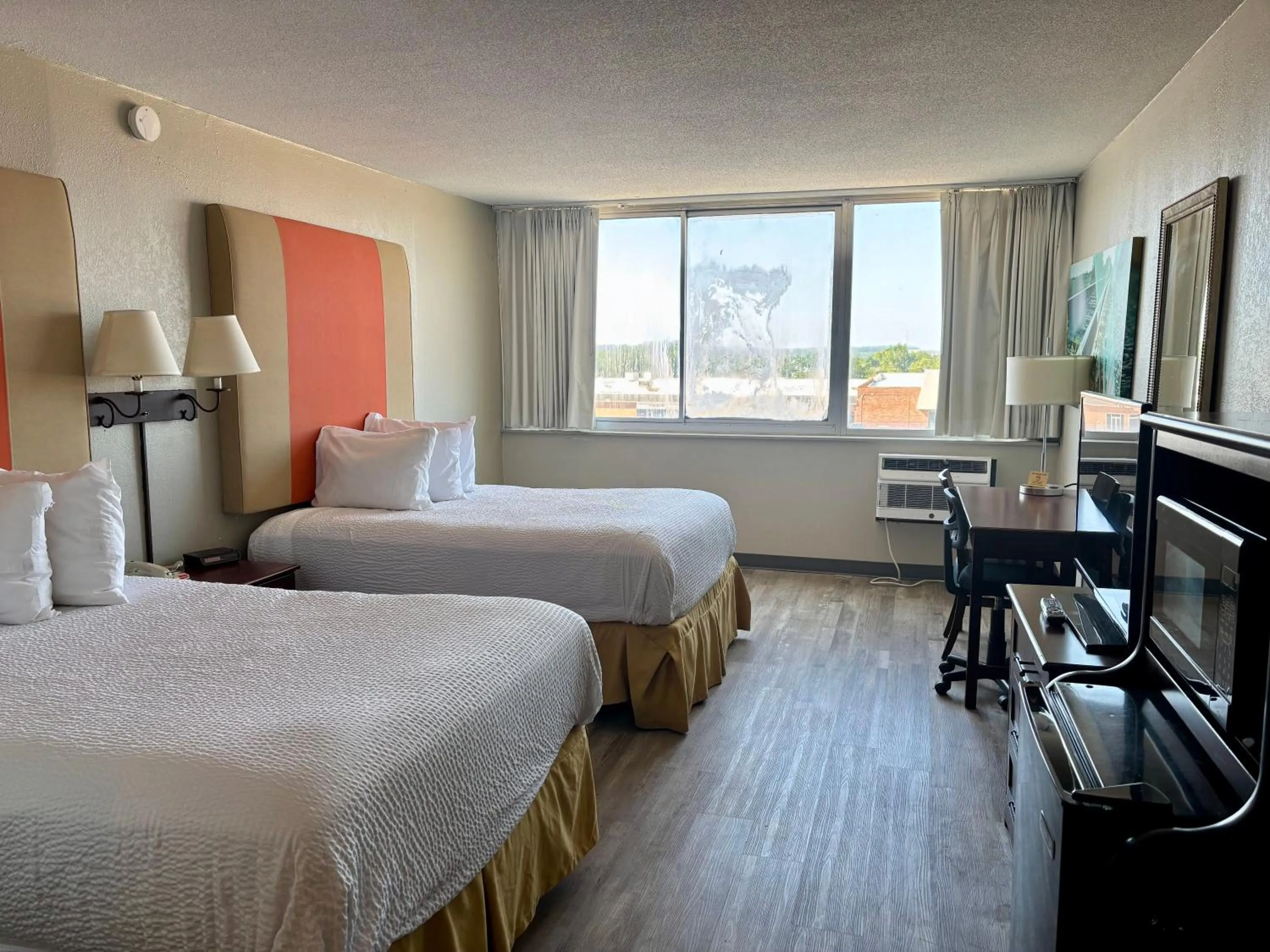 Bedroom, Bed in Baymont by Wyndham Keokuk