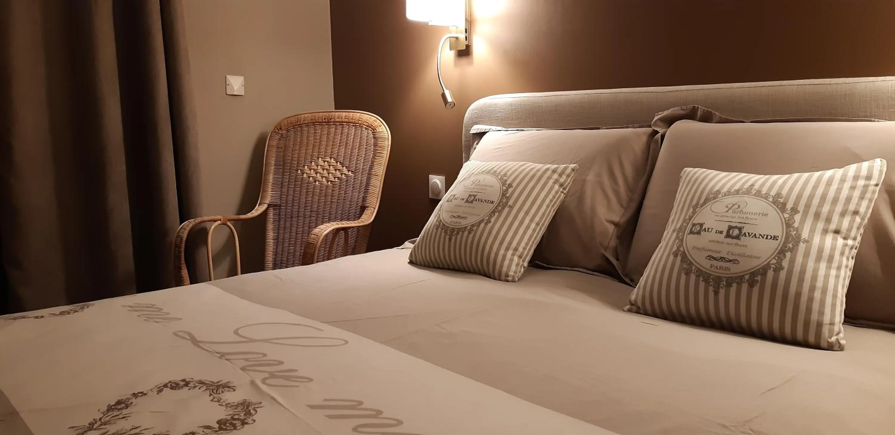 Bed in La Villanelle maison d'hôtes