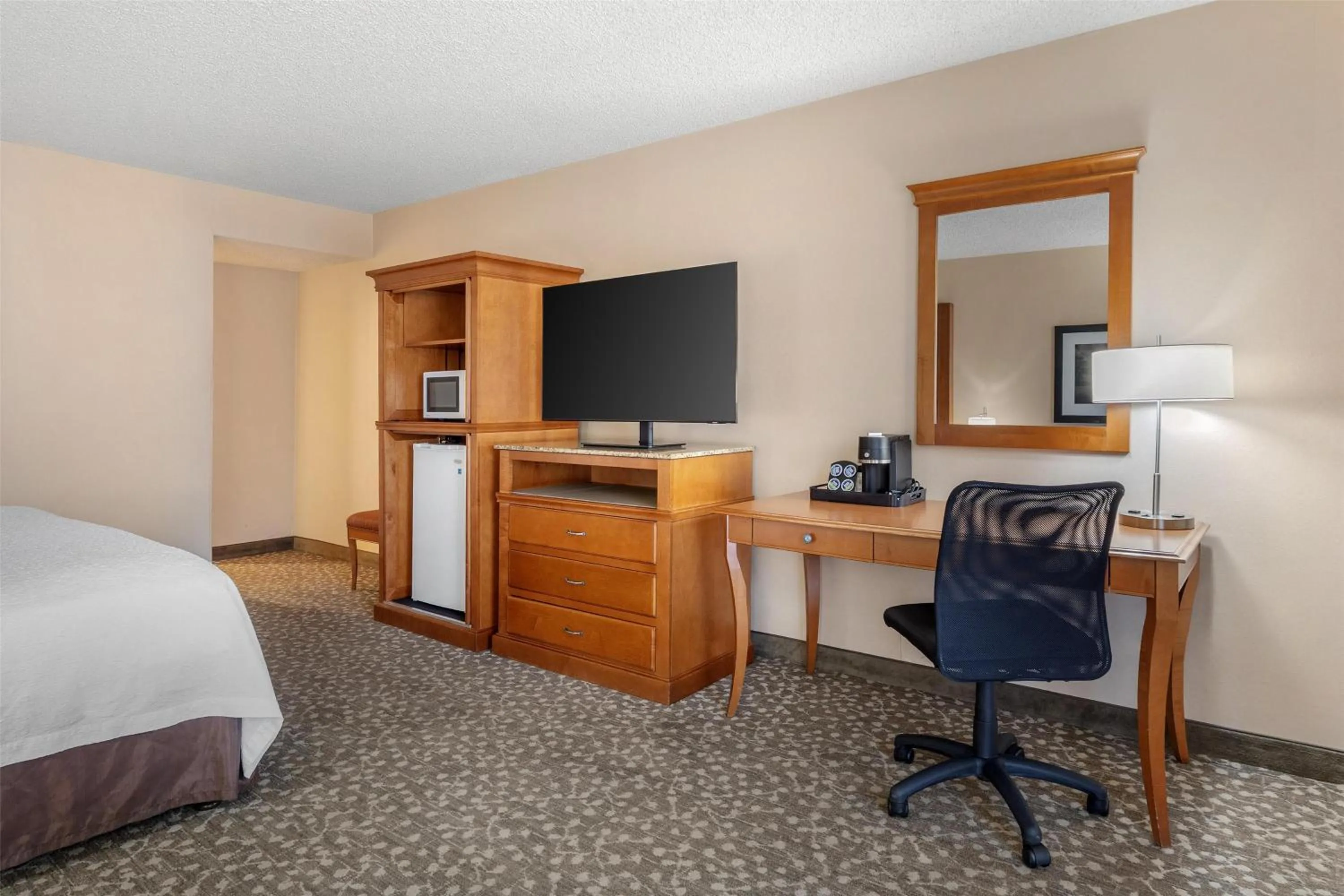 Bedroom, Bed in Best Western Plus Oak Harbor Hotel & Conference Center