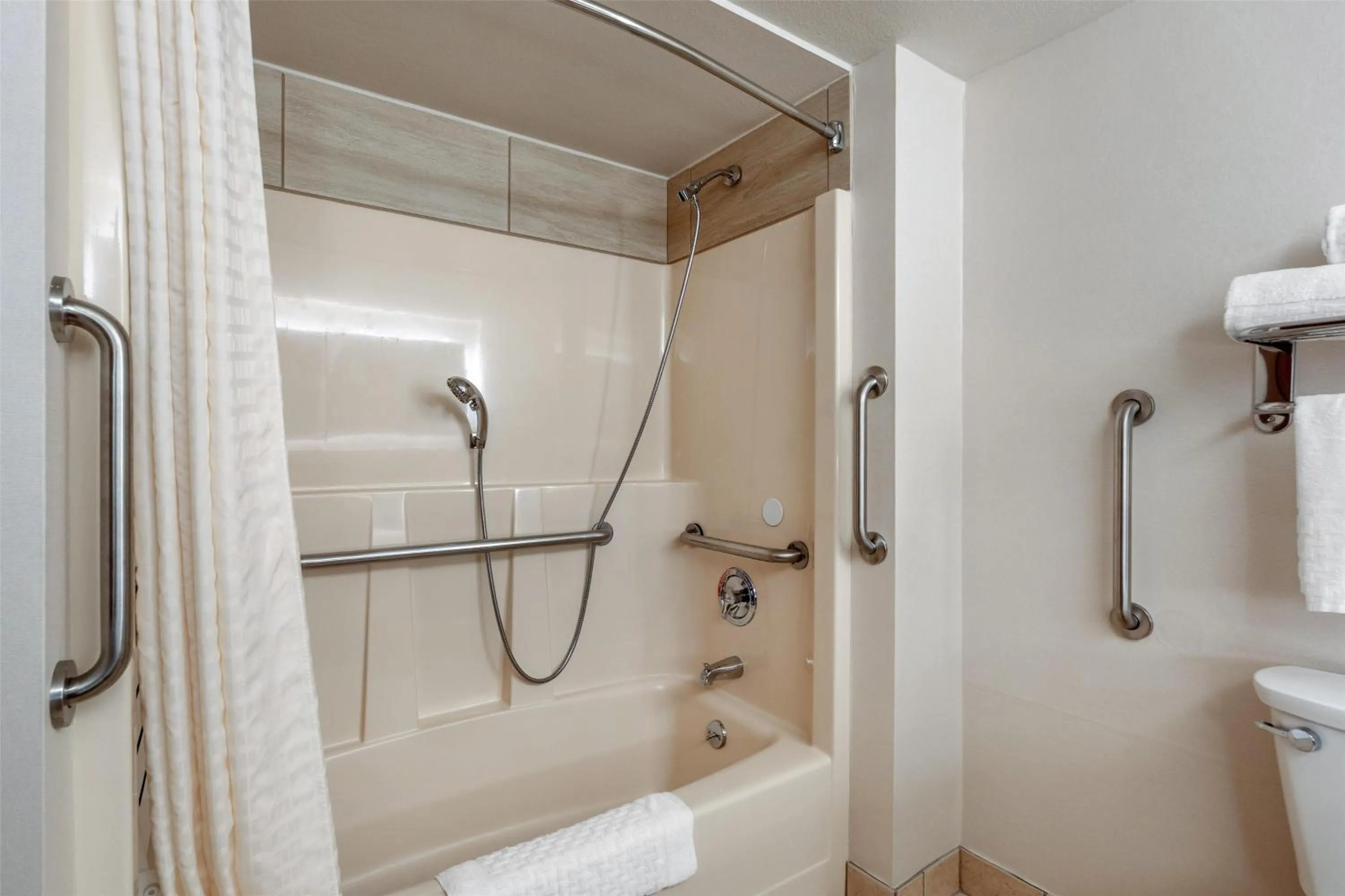 Bathroom in Best Western Plus Oak Harbor Hotel & Conference Center