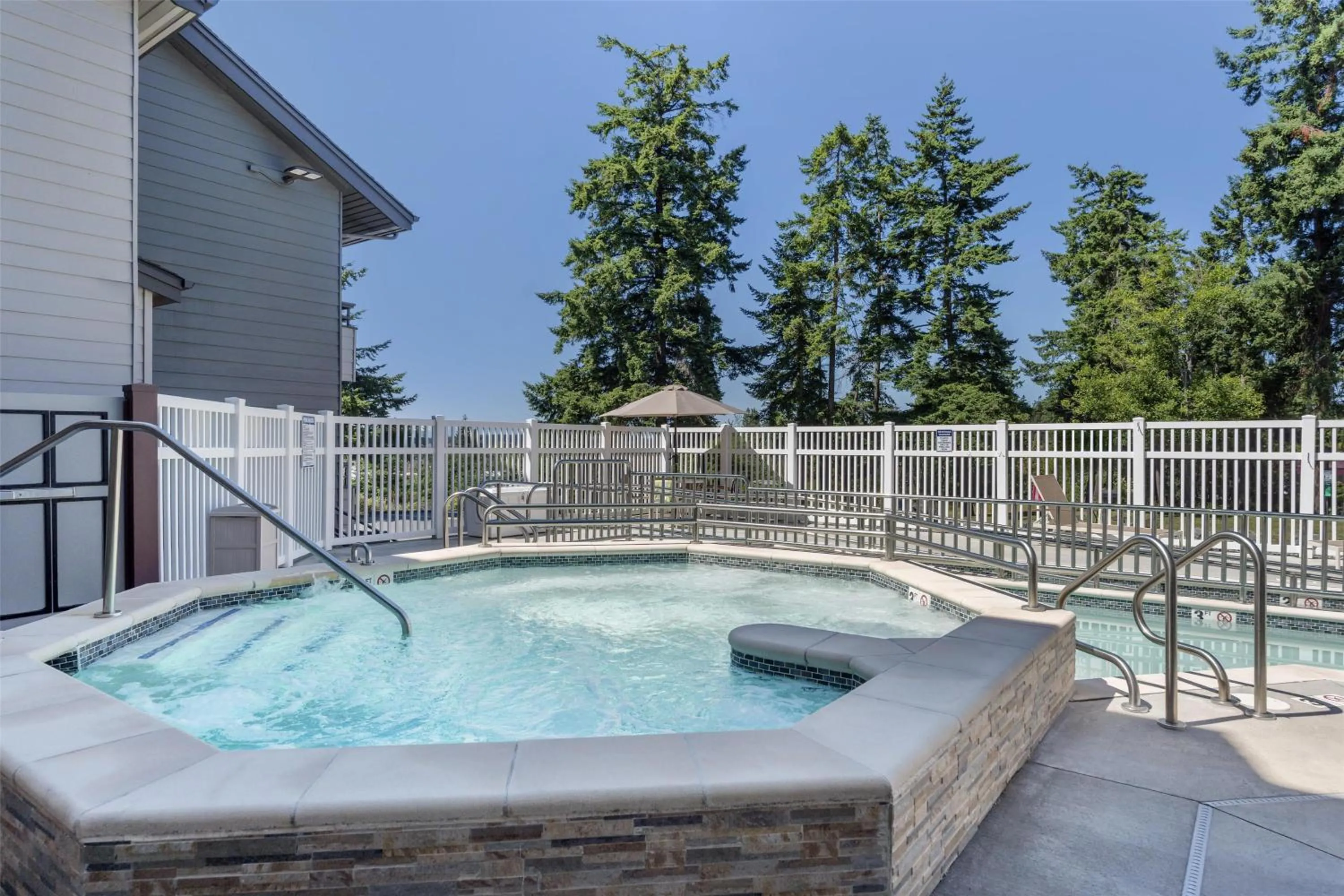 Pool view in Best Western Plus Oak Harbor Hotel & Conference Center