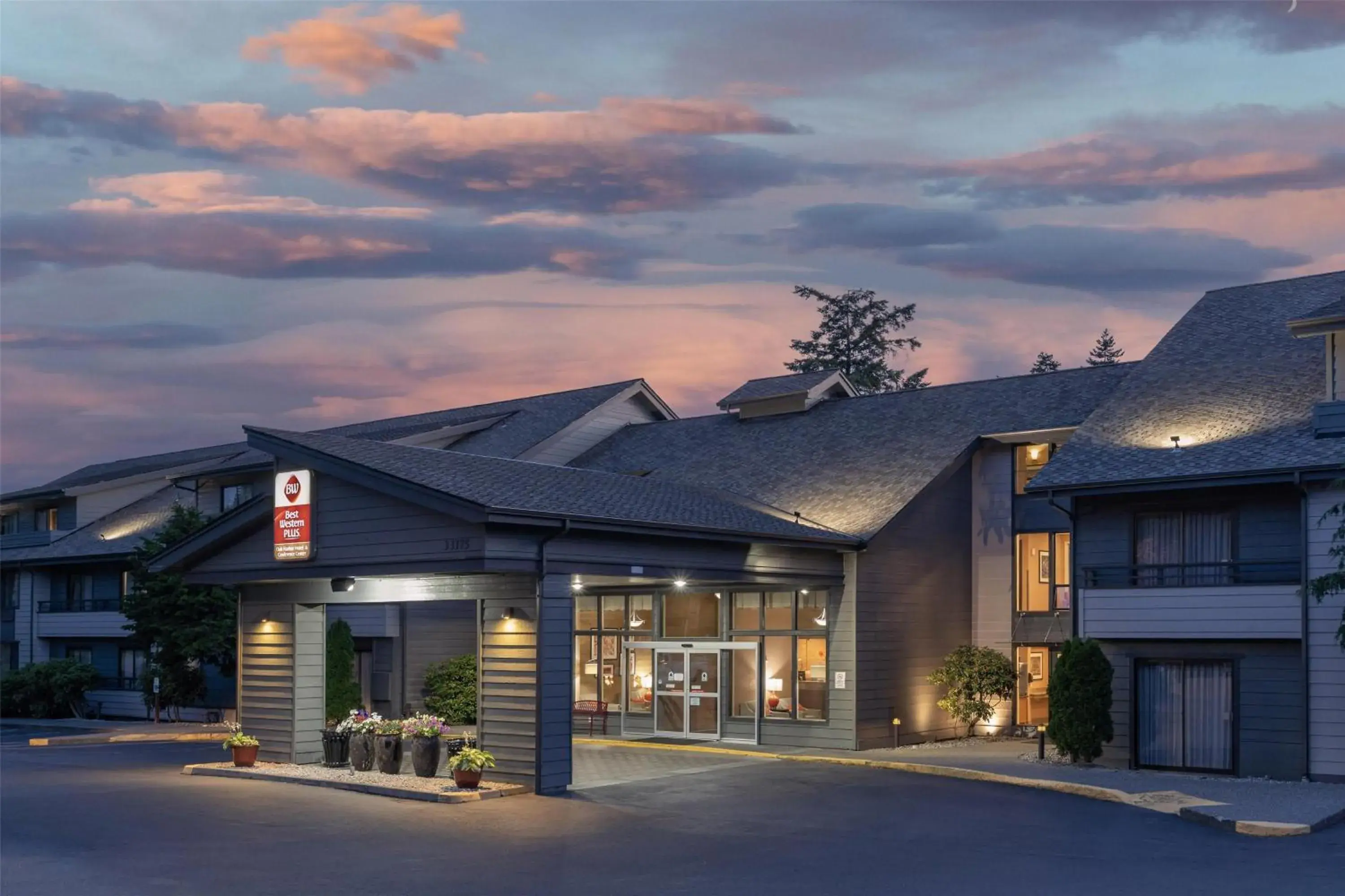 Property building in Best Western Plus Oak Harbor Hotel & Conference Center Property building in Best Western Plus Oak Harbor Hotel & Conference Center