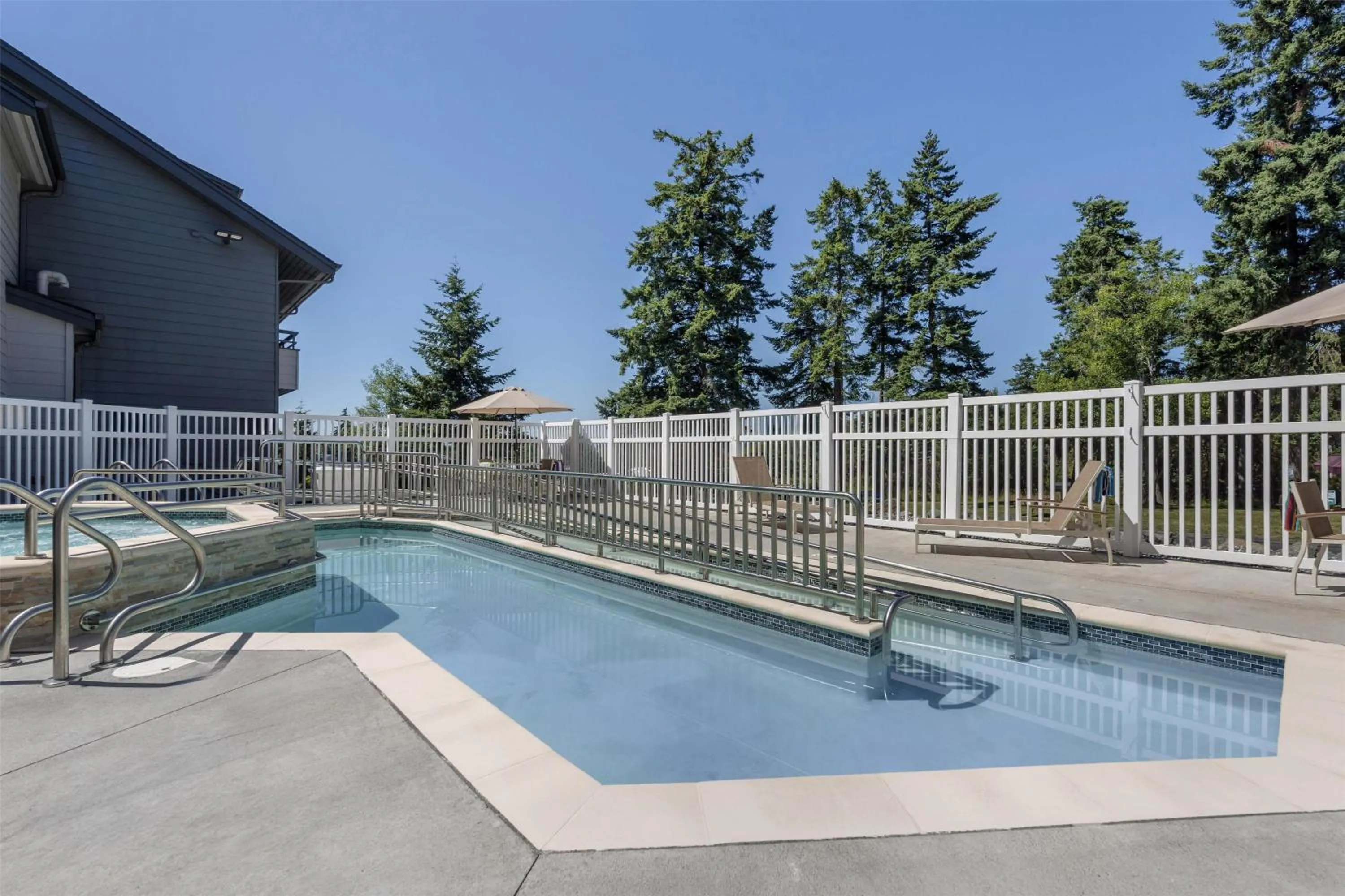 Pool view in Best Western Plus Oak Harbor Hotel & Conference Center