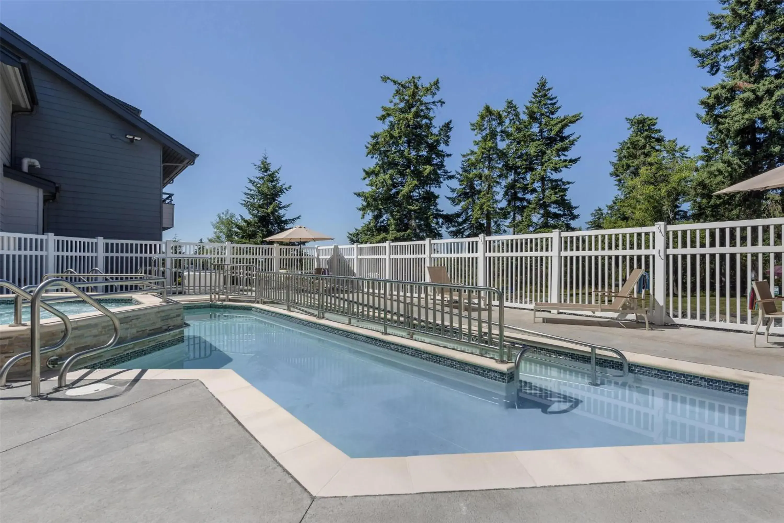 Pool view in Best Western Plus Oak Harbor Hotel & Conference Center Pool view in Best Western Plus Oak Harbor Hotel & Conference Center