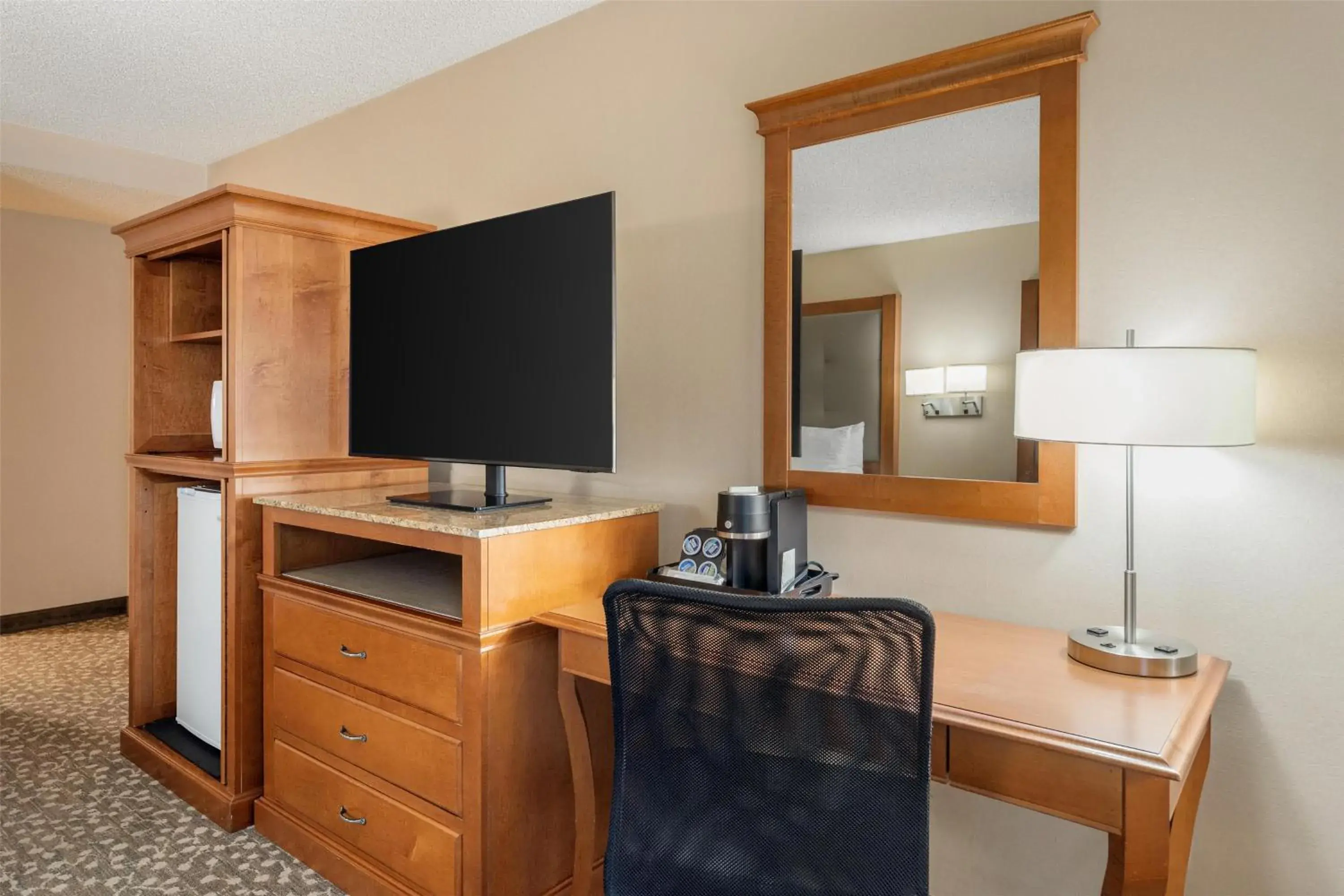Bedroom in Best Western Plus Oak Harbor Hotel & Conference Center Bedroom in Best Western Plus Oak Harbor Hotel & Conference Center