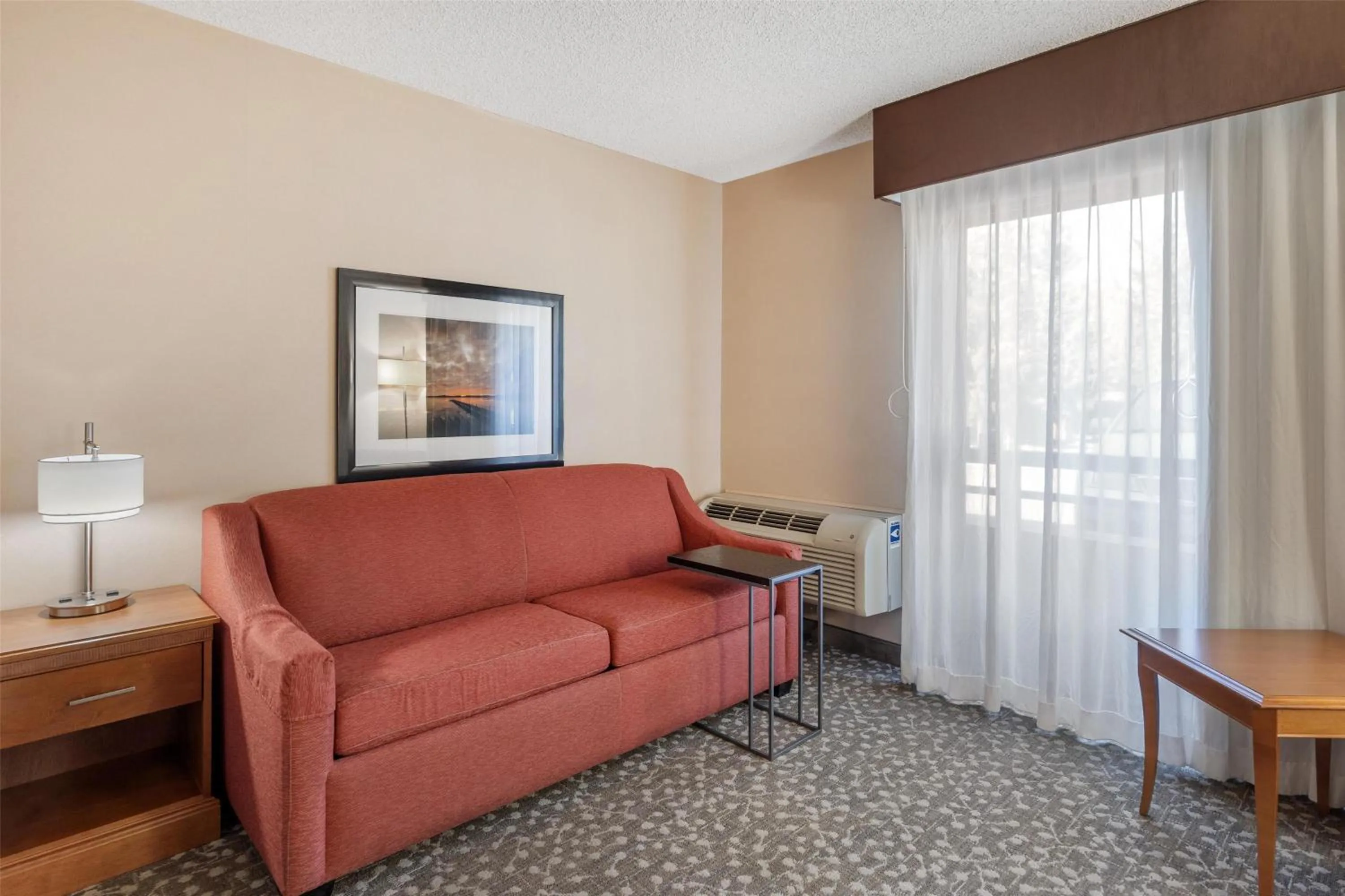 Bedroom in Best Western Plus Oak Harbor Hotel & Conference Center