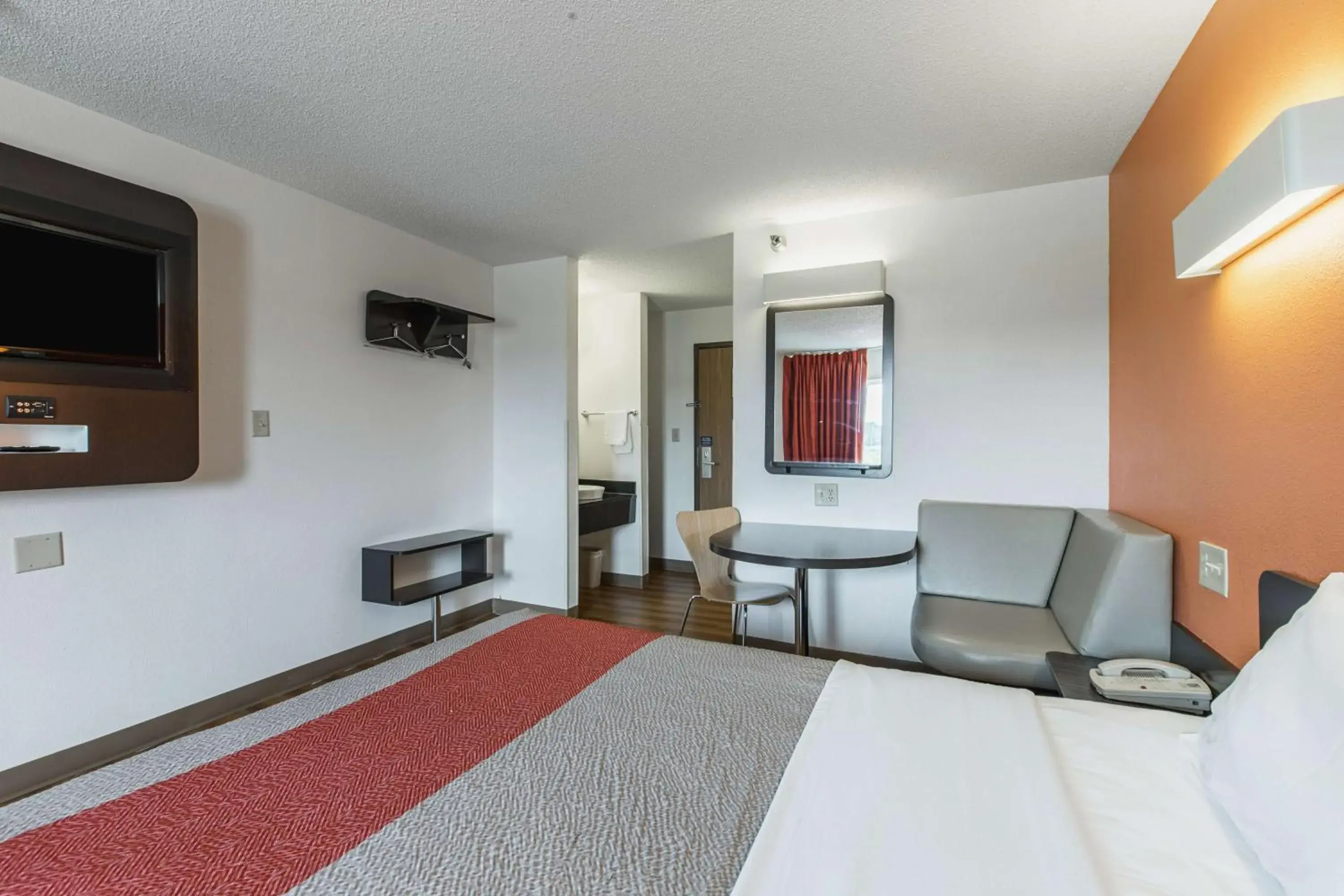 Bedroom, Bed in Motel 6 Omaha - Central Bedroom, Bed in Motel 6 Omaha - Central