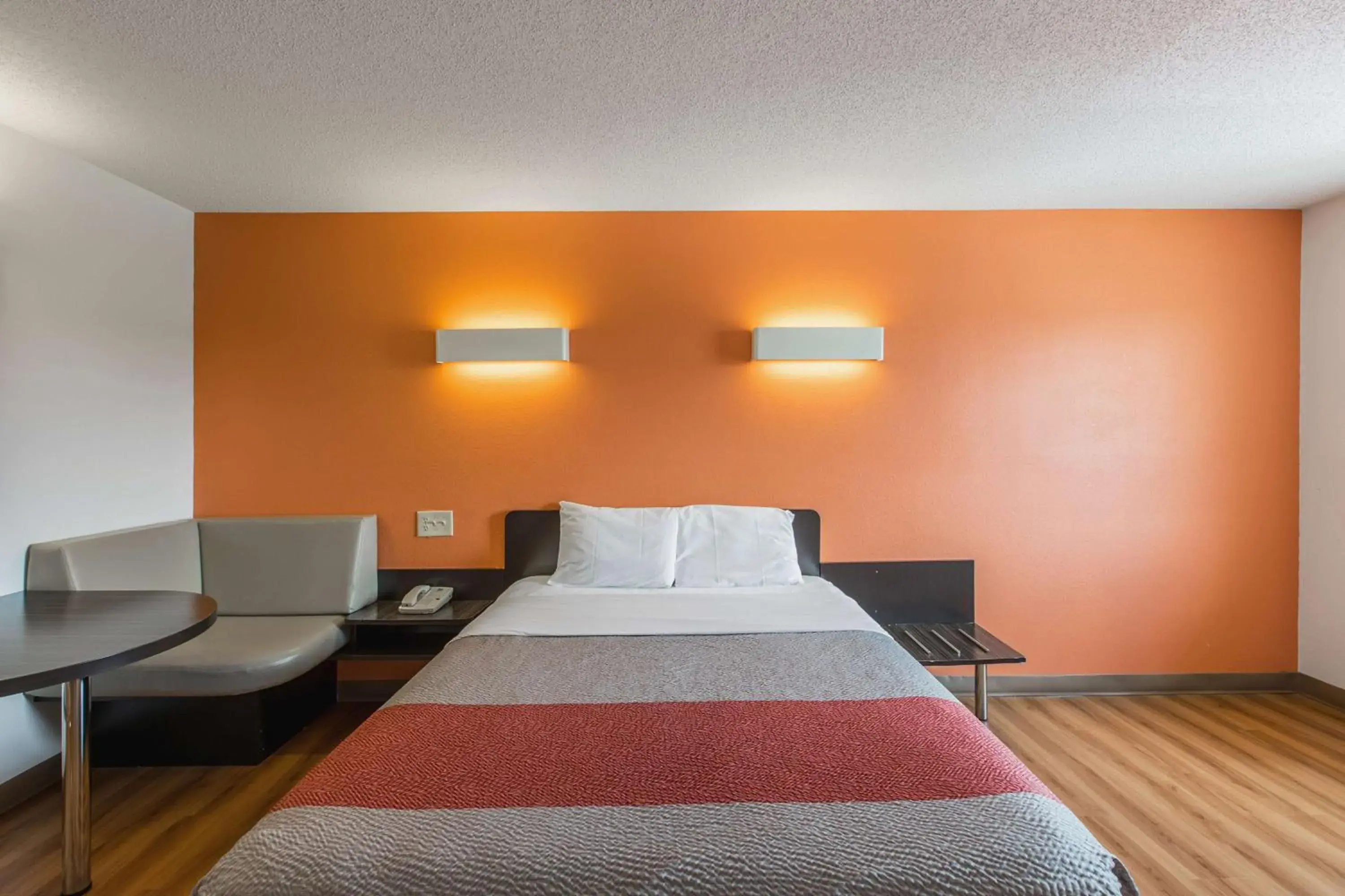 Bedroom, Bed in Motel 6 Omaha - Central Bedroom, Bed in Motel 6 Omaha - Central