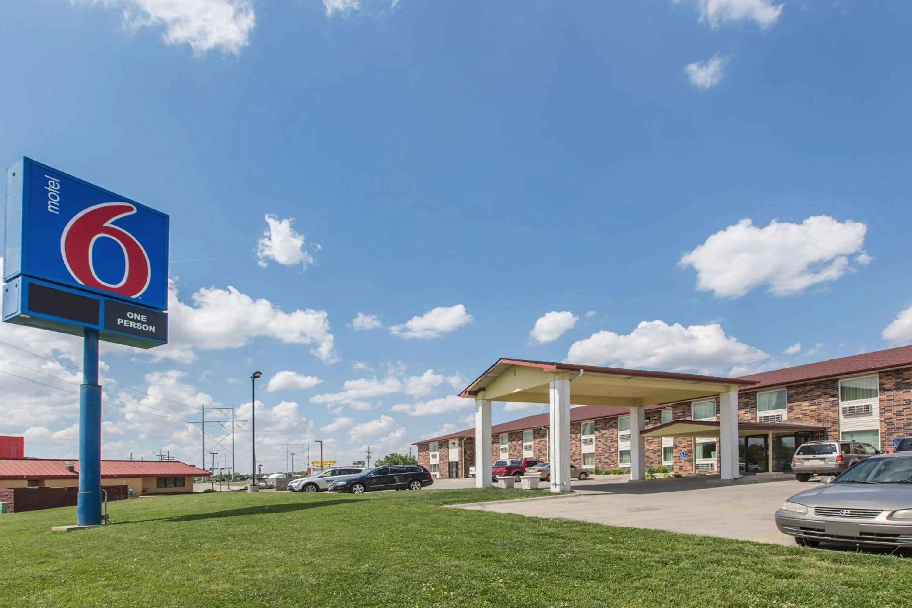 Property building in Motel 6 Omaha - Central
