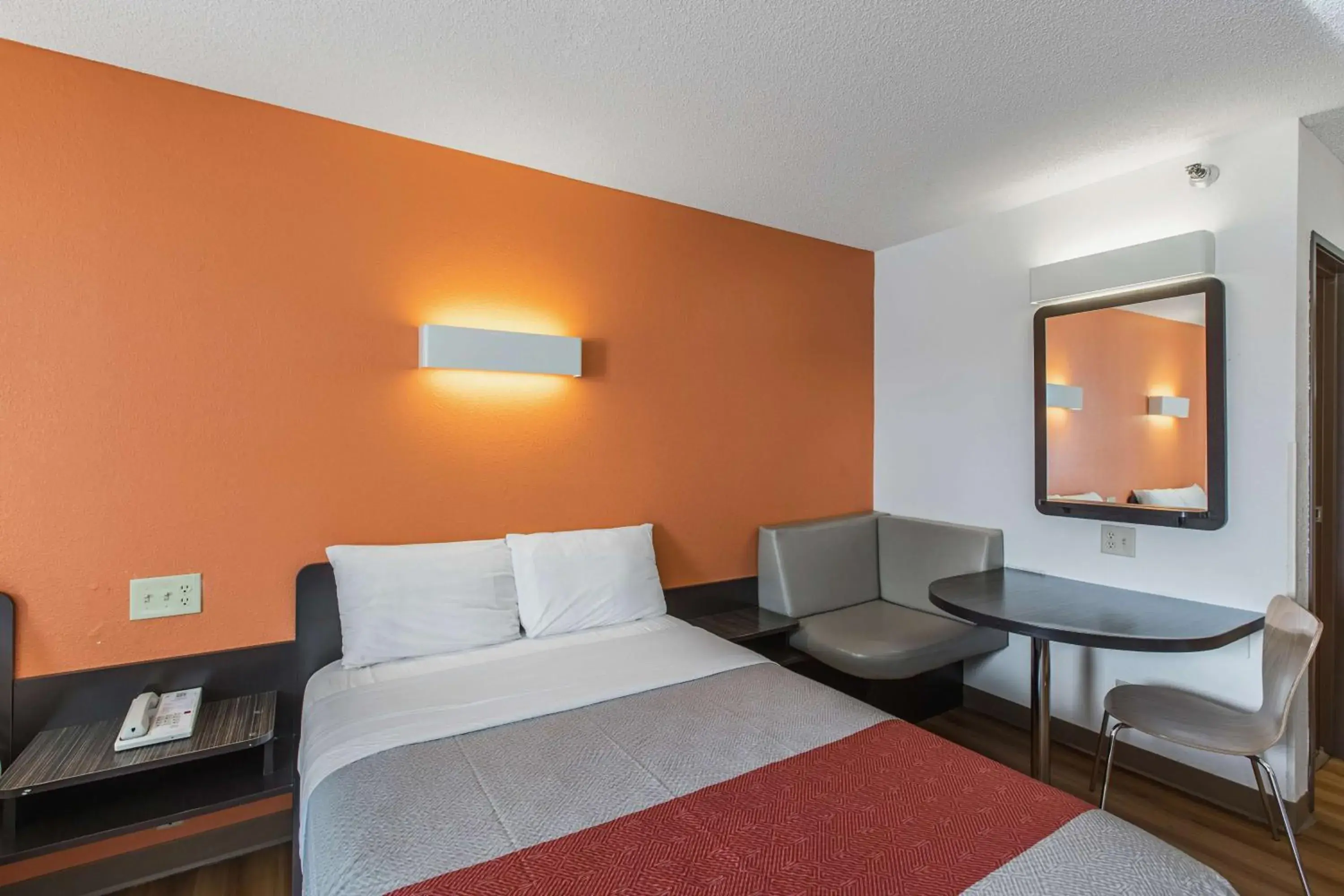 Bedroom, Bed in Motel 6 Omaha - Central Bedroom, Bed in Motel 6 Omaha - Central