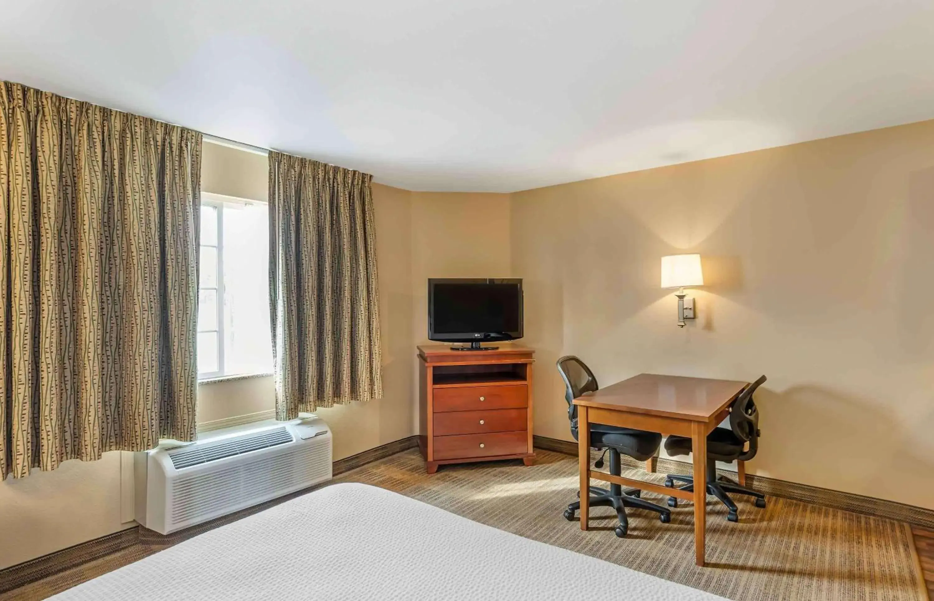 Bedroom, Bed in Extended Stay America Suites - Bakersfield - Chester Lane Bedroom, Bed in Extended Stay America Suites - Bakersfield - Chester Lane