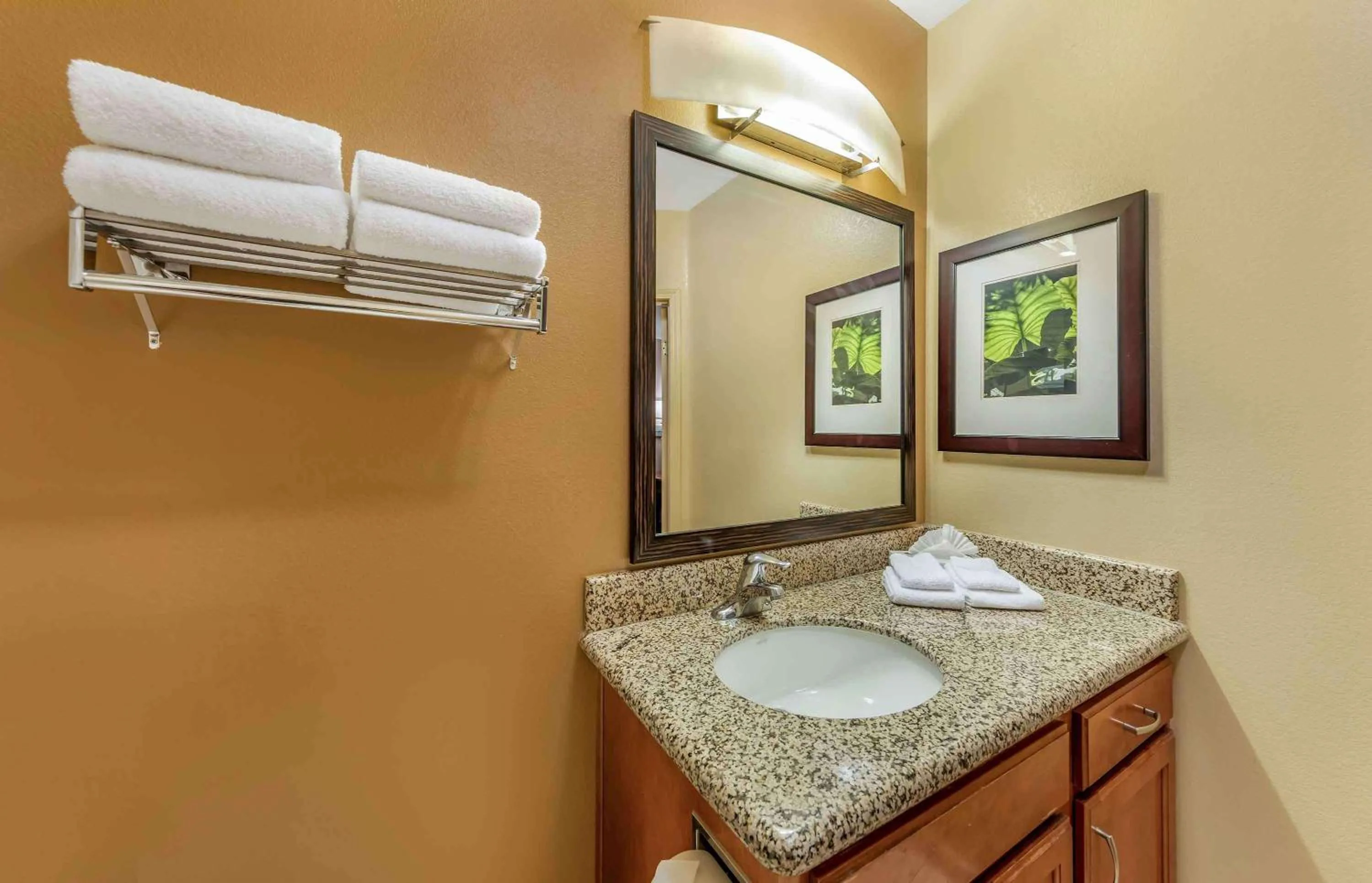 Bathroom in Extended Stay America Suites - Bakersfield - Chester Lane