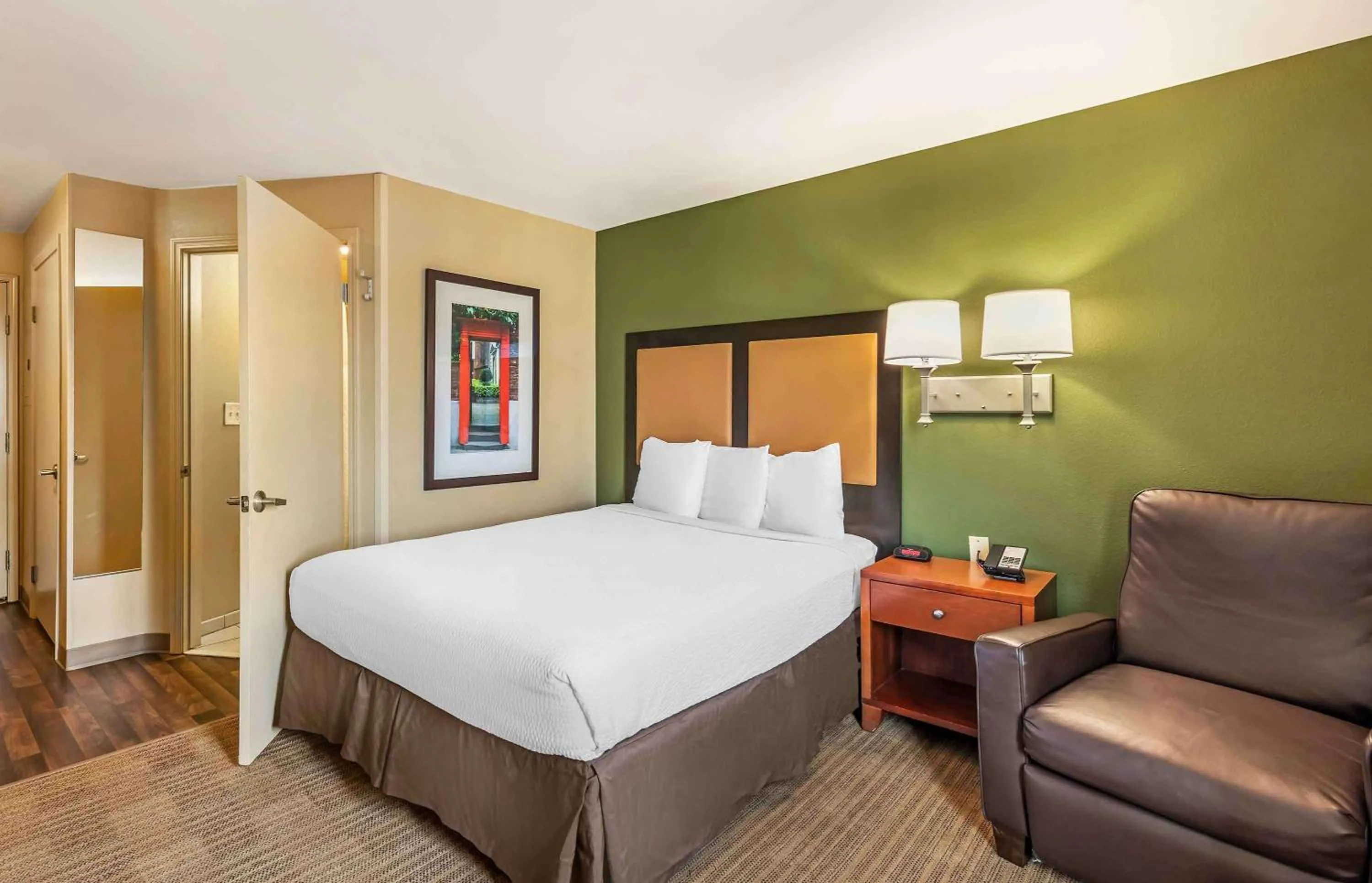 Bedroom, Bed in Extended Stay America Suites - Bakersfield - Chester Lane